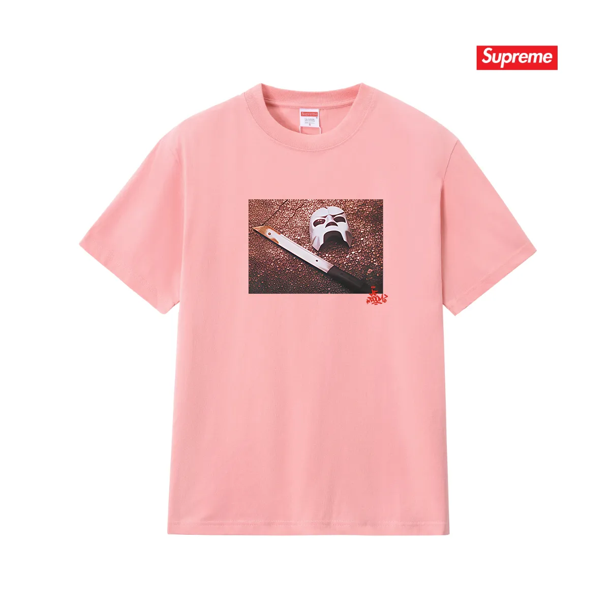 S207 P110💰 SupxMFDOOM FW23 mask with handwritten letters printed on the back, pure cotton round neck short-sleeved, same style for men and women. Loose fit. Made of 260g combed cotton double yarn. All three standards are complete from fabrics to accessories. ZP. Imported Matsui company slurry printing will never crack. The whole piece adopts three-needle five-thread technology. The neckline-shoulder seam-sleeve seam is double-lined, which looks more three-dimensional and textured. The same process as the original version, classic version. Feel free to compare zp. The whole piece adopts three-needle five-thread craftsmanship (neckline-shoulder seam-sleeve seam double thread, which looks more three-dimensional and textured). It has the same craftsmanship as the original original, classic version. Color: black, white, light gray, pink, navy. Size: S M L XL XXL