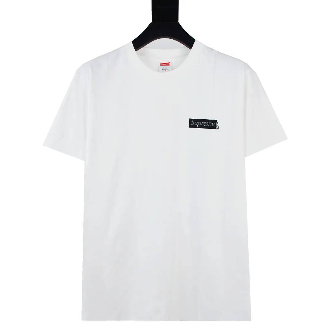 🅿️126 S142 top version Supreme 23ss BODY SNATCHERS short-sleeved T-shirt with skull print on the back. Refuse to look at pictures to make products. Refuse to compare with wrong versions. Use cylindrical seamless technology (original technology. There are no stitched bones on the side of the clothes. Key points of identification) The fabrics are all custom-woven and dyed, 280g weight, 100% cotton, cylindrical fabric. Cylindrical fabric is a knitted fabric woven with a cylinder loom. The needles are distributed in a cylindrical shape on the fuselage. The gray fabric is a large cylinder, which needs to be opened and shaped before it can be used further. There are no slits on the side of the clothes, so there is no washing label on the side of ordinary short-sleeves. There is only one collar label behind the neck. The printing uses thermosetting ink printing imported from Belgium (different from conventional thermal transfer printing), also known as plastic ink, or self-adhesive ink. Its ingredients are: mainly composed of polyvinyl chloride (PVC) and phthalates. PVC and phthalates, solid color The thermoset ink is composed of a mixture of agents, stabilizers, and thickeners. It is not the digital direct printing advertised on the market. The printing texture of thermoset ink cannot be achieved by digital direct printing. The collar label has a watermark anti-counterfeiting effect, a real anti-counterfeiting layer, a version with a high probability of passing the inspection, and a high probability of passing the original packaging picture. Size：S-XL