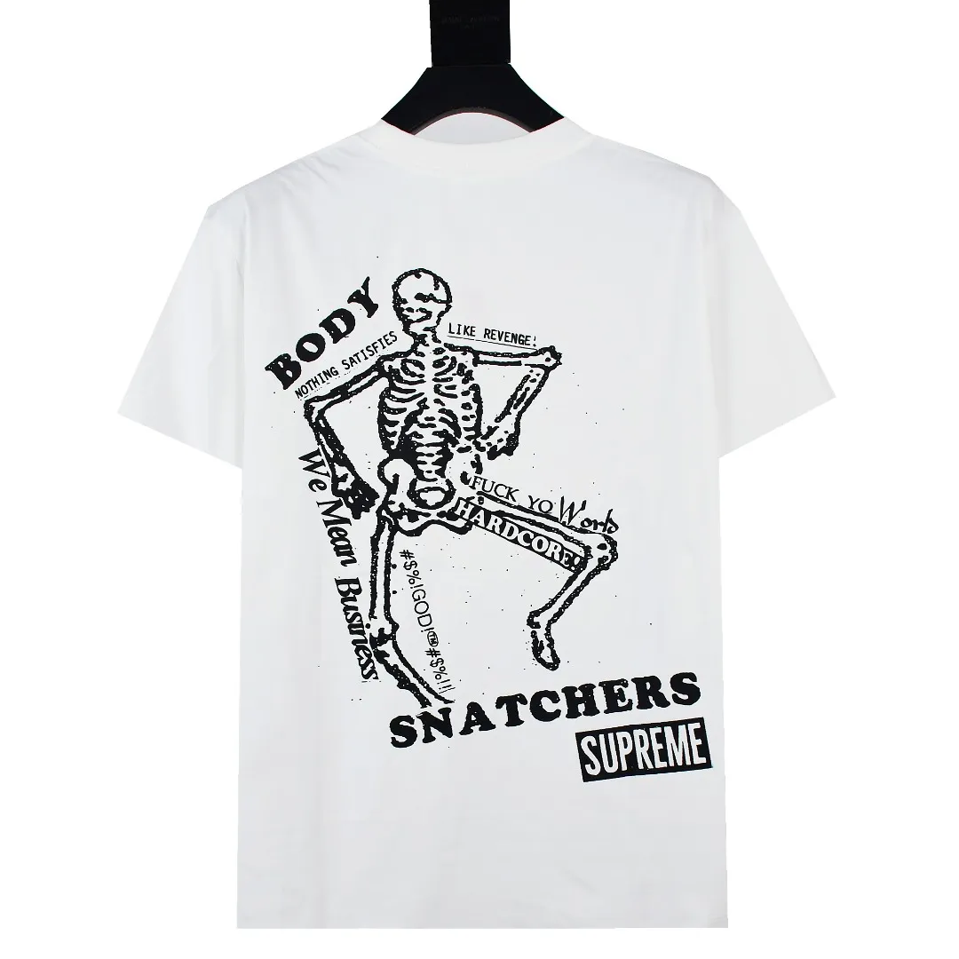 🅿️126 S142 top version Supreme 23ss BODY SNATCHERS short-sleeved T-shirt with skull print on the back. Refuse to look at pictures to make products. Refuse to compare with wrong versions. Use cylindrical seamless technology (original technology. There are no stitched bones on the side of the clothes. Key points of identification) The fabrics are all custom-woven and dyed, 280g weight, 100% cotton, cylindrical fabric. Cylindrical fabric is a knitted fabric woven with a cylinder loom. The needles are distributed in a cylindrical shape on the fuselage. The gray fabric is a large cylinder, which needs to be opened and shaped before it can be used further. There are no slits on the side of the clothes, so there is no washing label on the side of ordinary short-sleeves. There is only one collar label behind the neck. The printing uses thermosetting ink printing imported from Belgium (different from conventional thermal transfer printing), also known as plastic ink, or self-adhesive ink. Its ingredients are: mainly composed of polyvinyl chloride (PVC) and phthalates. PVC and phthalates, solid color The thermoset ink is composed of a mixture of agents, stabilizers, and thickeners. It is not the digital direct printing advertised on the market. The printing texture of thermoset ink cannot be achieved by digital direct printing. The collar label has a watermark anti-counterfeiting effect, a real anti-counterfeiting layer, a version with a high probability of passing the inspection, and a high probability of passing the original packaging picture. Size：S-XL