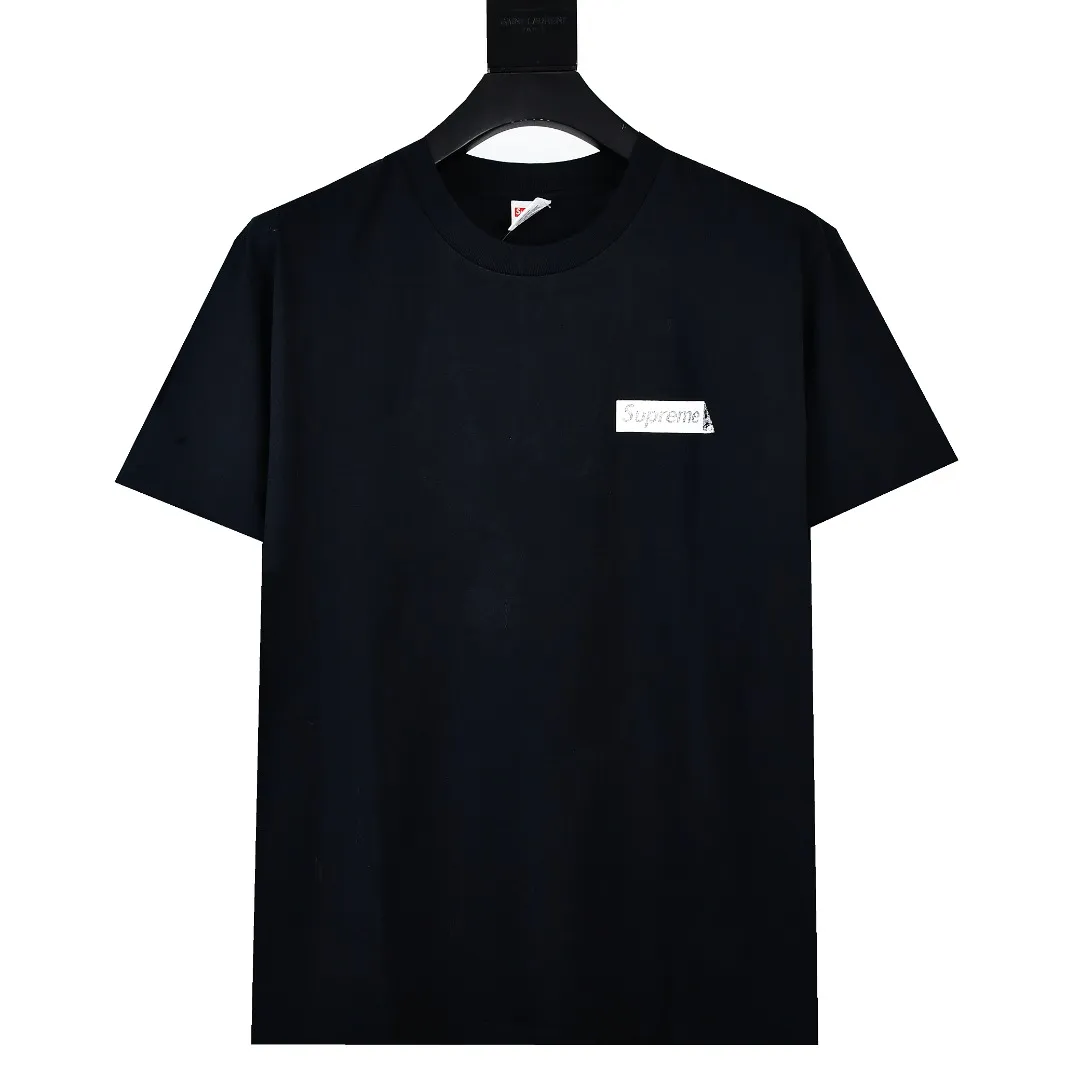 🅿️126 S142 top version Supreme 23ss BODY SNATCHERS short-sleeved T-shirt with skull print on the back. Refuse to look at pictures to make products. Refuse to compare with wrong versions. Use cylindrical seamless technology (original technology. There are no stitched bones on the side of the clothes. Key points of identification) The fabrics are all custom-woven and dyed, 280g weight, 100% cotton, cylindrical fabric. Cylindrical fabric is a knitted fabric woven with a cylinder loom. The needles are distributed in a cylindrical shape on the fuselage. The gray fabric is a large cylinder, which needs to be opened and shaped before it can be used further. There are no slits on the side of the clothes, so there is no washing label on the side of ordinary short-sleeves. There is only one collar label behind the neck. The printing uses thermosetting ink printing imported from Belgium (different from conventional thermal transfer printing), also known as plastic ink, or self-adhesive ink. Its ingredients are: mainly composed of polyvinyl chloride (PVC) and phthalates. PVC and phthalates, solid color The thermoset ink is composed of a mixture of agents, stabilizers, and thickeners. It is not the digital direct printing advertised on the market. The printing texture of thermoset ink cannot be achieved by digital direct printing. The collar label has a watermark anti-counterfeiting effect, a real anti-counterfeiting layer, a version with a high probability of passing the inspection, and a high probability of passing the original packaging picture. Size：S-XL