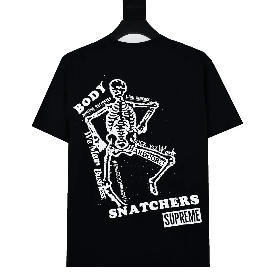 🅿️126 S142 top version Supreme 23ss BODY SNATCHERS short-sleeved T-shirt with skull print on the back. Refuse to look at pictures to make products. Refuse to compare with wrong versions. Use cylindrical seamless technology (original technology. There are no stitched bones on the side of the clothes. Key points of identification) The fabrics are all custom-woven and dyed, 280g weight, 100% cotton, cylindrical fabric. Cylindrical fabric is a knitted fabric woven with a cylinder loom. The needles are distributed in a cylindrical shape on the fuselage. The gray fabric is a large cylinder, which needs to be opened and shaped before it can be used further. There are no slits on the side of the clothes, so there is no washing label on the side of ordinary short-sleeves. There is only one collar label behind the neck. The printing uses thermosetting ink printing imported from Belgium (different from conventional thermal transfer printing), also known as plastic ink, or self-adhesive ink. Its ingredients are: mainly composed of polyvinyl chloride (PVC) and phthalates. PVC and phthalates, solid color The thermoset ink is composed of a mixture of agents, stabilizers, and thickeners. It is not the digital direct printing advertised on the market. The printing texture of thermoset ink cannot be achieved by digital direct printing. The collar label has a watermark anti-counterfeiting effect, a real anti-counterfeiting layer, a version with a high probability of passing the inspection, and a high probability of passing the original packaging picture. Size：S-XL