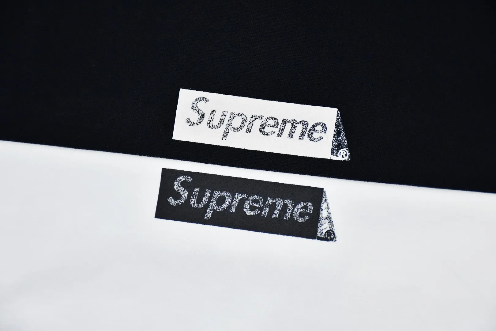 🅿️126 S142 top version Supreme 23ss BODY SNATCHERS short-sleeved T-shirt with skull print on the back. Refuse to look at pictures to make products. Refuse to compare with wrong versions. Use cylindrical seamless technology (original technology. There are no stitched bones on the side of the clothes. Key points of identification) The fabrics are all custom-woven and dyed, 280g weight, 100% cotton, cylindrical fabric. Cylindrical fabric is a knitted fabric woven with a cylinder loom. The needles are distributed in a cylindrical shape on the fuselage. The gray fabric is a large cylinder, which needs to be opened and shaped before it can be used further. There are no slits on the side of the clothes, so there is no washing label on the side of ordinary short-sleeves. There is only one collar label behind the neck. The printing uses thermosetting ink printing imported from Belgium (different from conventional thermal transfer printing), also known as plastic ink, or self-adhesive ink. Its ingredients are: mainly composed of polyvinyl chloride (PVC) and phthalates. PVC and phthalates, solid color The thermoset ink is composed of a mixture of agents, stabilizers, and thickeners. It is not the digital direct printing advertised on the market. The printing texture of thermoset ink cannot be achieved by digital direct printing. The collar label has a watermark anti-counterfeiting effect, a real anti-counterfeiting layer, a version with a high probability of passing the inspection, and a high probability of passing the original packaging picture. Size：S-XL