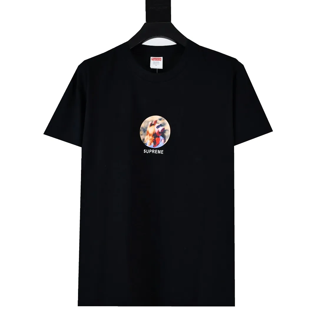 🅿️130 S176 top version Supreme 24ss MISS PIGGY Miss Zhu printed short-sleeved T-shirt. Refuse to look at pictures to make goods. Refuse to compare with wrong versions. Use cylinder seamless process (original process. There are no stitched bones on the side of the clothes. Key points of identification) The fabrics are all custom-woven and dyed, 280g weight, 100% cotton, cylindrical fabric. Cylindrical fabric is a knitted fabric woven with a cylinder loom. The needles are distributed in a cylindrical shape on the fuselage. The gray fabric is a large cylinder, which needs to be opened and shaped before it can be used further. There are no slits on the side of the clothes, so there is no washing label on the side of ordinary short-sleeves. There is only one collar label behind the neck. The printing uses thermosetting ink printing imported from Belgium (different from conventional thermal transfer printing), also known as plastic ink, or self-adhesive ink. Its ingredients are: mainly composed of polyvinyl chloride (PVC) and phthalates. PVC and phthalates, solid color The thermoset ink is composed of a mixture of agents, stabilizers, and thickeners. It is not the digital direct printing advertised on the market. The printing texture of thermoset ink cannot be achieved by digital direct printing. The collar label has a watermark anti-counterfeiting effect, a real anti-counterfeiting layer, a version with a high probability of passing the inspection, and a high probability of passing the original packaging picture. Size：S-XL