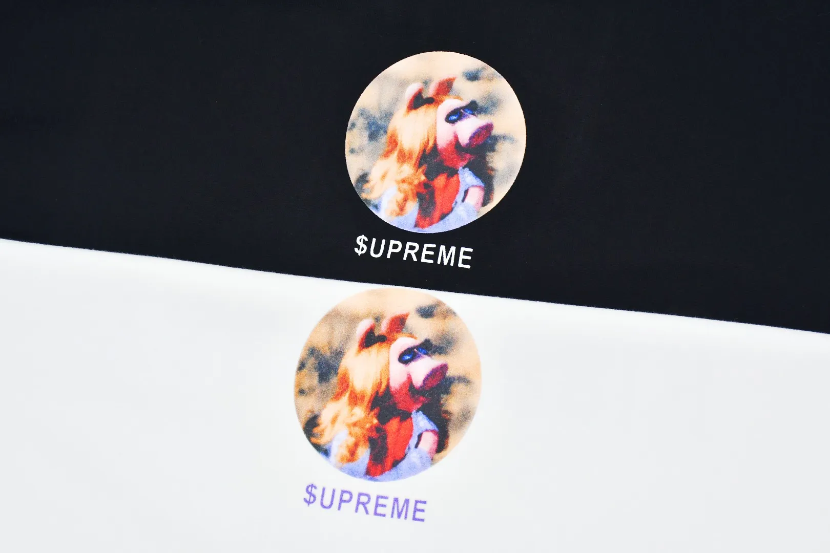 🅿️130 S176 top version Supreme 24ss MISS PIGGY Miss Zhu printed short-sleeved T-shirt. Refuse to look at pictures to make goods. Refuse to compare with wrong versions. Use cylinder seamless process (original process. There are no stitched bones on the side of the clothes. Key points of identification) The fabrics are all custom-woven and dyed, 280g weight, 100% cotton, cylindrical fabric. Cylindrical fabric is a knitted fabric woven with a cylinder loom. The needles are distributed in a cylindrical shape on the fuselage. The gray fabric is a large cylinder, which needs to be opened and shaped before it can be used further. There are no slits on the side of the clothes, so there is no washing label on the side of ordinary short-sleeves. There is only one collar label behind the neck. The printing uses thermosetting ink printing imported from Belgium (different from conventional thermal transfer printing), also known as plastic ink, or self-adhesive ink. Its ingredients are: mainly composed of polyvinyl chloride (PVC) and phthalates. PVC and phthalates, solid color The thermoset ink is composed of a mixture of agents, stabilizers, and thickeners. It is not the digital direct printing advertised on the market. The printing texture of thermoset ink cannot be achieved by digital direct printing. The collar label has a watermark anti-counterfeiting effect, a real anti-counterfeiting layer, a version with a high probability of passing the inspection, and a high probability of passing the original packaging picture. Size：S-XL