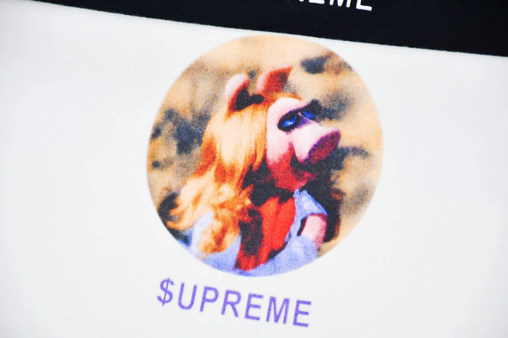 🅿️130 S176 top version Supreme 24ss MISS PIGGY Miss Zhu printed short-sleeved T-shirt. Refuse to look at pictures to make goods. Refuse to compare with wrong versions. Use cylinder seamless process (original process. There are no stitched bones on the side of the clothes. Key points of identification) The fabrics are all custom-woven and dyed, 280g weight, 100% cotton, cylindrical fabric. Cylindrical fabric is a knitted fabric woven with a cylinder loom. The needles are distributed in a cylindrical shape on the fuselage. The gray fabric is a large cylinder, which needs to be opened and shaped before it can be used further. There are no slits on the side of the clothes, so there is no washing label on the side of ordinary short-sleeves. There is only one collar label behind the neck. The printing uses thermosetting ink printing imported from Belgium (different from conventional thermal transfer printing), also known as plastic ink, or self-adhesive ink. Its ingredients are: mainly composed of polyvinyl chloride (PVC) and phthalates. PVC and phthalates, solid color The thermoset ink is composed of a mixture of agents, stabilizers, and thickeners. It is not the digital direct printing advertised on the market. The printing texture of thermoset ink cannot be achieved by digital direct printing. The collar label has a watermark anti-counterfeiting effect, a real anti-counterfeiting layer, a version with a high probability of passing the inspection, and a high probability of passing the original packaging picture. Size：S-XL