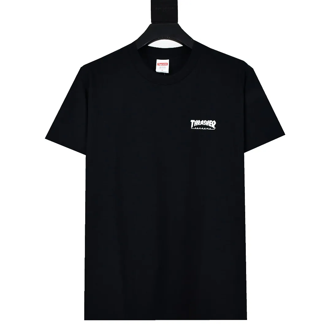 🅿️126 S186 top version SUPREME The fabrics are all custom-woven and dyed, 280g weight, 100% cotton, cylindrical fabric. Cylindrical fabric is a knitted fabric woven with a cylinder loom. The needles are distributed in a cylindrical shape on the fuselage. The gray fabric is a large cylinder, which needs to be opened and shaped before it can be used further. There are no slits on the side of the clothes, so there is no washing label on the side of ordinary short-sleeves. There is only one collar label behind the neck. The printing uses thermosetting ink printing imported from Belgium (different from conventional thermal transfer printing), also known as plastic ink, or self-adhesive ink. Its ingredients are: mainly composed of polyvinyl chloride (PVC) and phthalates, including PVC and phthalates, fixing agents, Stabilizers and thickeners are mixed to form thermosetting ink, which is not the digital direct printing advertised on the market. The printing texture of thermosetting ink is unachievable by digital direct printing. The new triple collar label has a watermark anti-counterfeiting effect, a real anti-counterfeiting layer, a version with a high probability of passing the inspection, and the original packaging picture has a high probability of passing the test. Size：S-XL