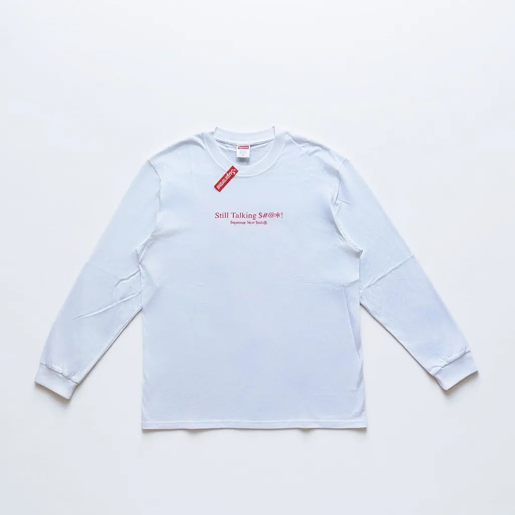 P140 Supreme Logo English letter printed round neck long-sleeved T-shirt, same style for men and women, using cylindrical seamless technology (original technology, there are no stitching bones on the side of the clothes, key points of identification) Fabric: All custom-woven and dyed, 280g weight, 100% cotton, cylindrical cloth, cylindrical cloth is knitted fabric woven with a cylinder loom, the needles are distributed in a cylindrical shape on the fuselage, the gray fabric is a large cylinder, it needs to be opened and shaped before further use That is, there are no slits on the sides of the clothes, and there is no washing label on the side of ordinary short-sleeved shirts. There is only one collar label behind the neck, so the shape is very correct and not easy to deform (color: black and white)