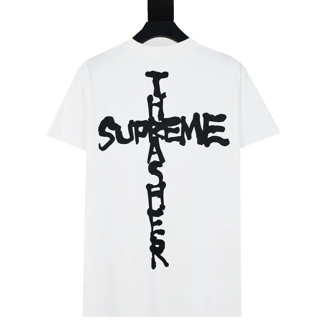 S412💰P136 Top version SUPREME The fabrics are all custom-woven and dyed, 280g weight, 100% cotton, cylindrical fabric. Cylindrical fabric is a knitted fabric woven with a cylinder loom. The needles are distributed in a cylindrical shape on the fuselage. The gray fabric is a large cylinder, which needs to be opened and shaped before it can be used further. There are no slits on the side of the clothes, so there is no washing label on the side of ordinary short-sleeves. There is only one collar label behind the neck. The printing uses thermosetting ink printing imported from Belgium (different from conventional thermal transfer printing), also known as plastic ink, or self-adhesive ink. Its ingredients are: mainly composed of polyvinyl chloride (PVC) and phthalates, including PVC and phthalates, fixing agents, Stabilizers and thickeners are mixed to form thermosetting ink, which is not the digital direct printing marketed on the market. The printing texture of thermosetting ink is unachievable by digital direct printing. The new triple collar label has a watermark anti-counterfeiting effect, a real anti-counterfeiting layer, a version with a high probability of passing the inspection, and the original packaging picture has a high probability of passing the test. Size：S-XL