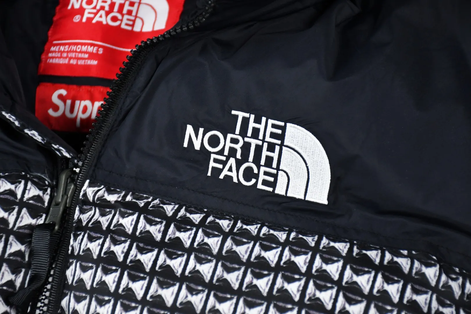 MX134💰p590 Top version, exclusive high-quality goods Supreme SS21 Week5 x The North Face Studded Nuptse JACKET North Face Studded Nuptse JACKET Fabric: The fabric production process is completely compared to ZP. It uses 400T nylon 0.05×0.05 hidden grid fabric. The hat shoulders and lining are made of the same fabric. This is consistent with ZP. Inner storage bag design The entire down jacket can be stored in a small bag Easy to store and carry Printing: Nail-style pattern 3D distressed nail effect Nail graphics are not all the same Pattern 20 is shipped here Perfectly Down filling: Filled with 400 grams of national standard 90 white duck down Full warmth retention effect 700 fill power Invincible effect ZP14070➕Purchase the pattern The only correct version on the market All details are consistent with ZP No changes have been made The details are in place Authentic quality Full sincerity Reprint the picture and sell it. Size: S/M/L/XL