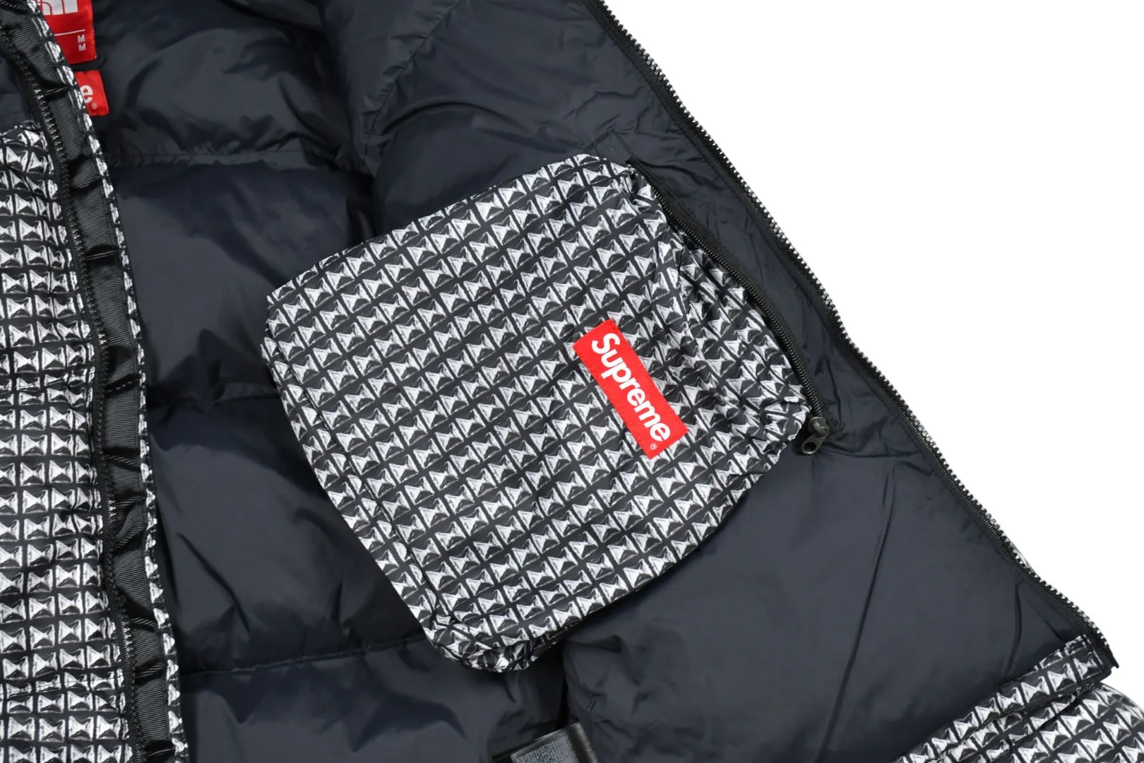 MX134💰p590 Top version, exclusive high-quality goods Supreme SS21 Week5 x The North Face Studded Nuptse JACKET North Face Studded Nuptse JACKET Fabric: The fabric production process is completely compared to ZP. It uses 400T nylon 0.05×0.05 hidden grid fabric. The hat shoulders and lining are made of the same fabric. This is consistent with ZP. Inner storage bag design The entire down jacket can be stored in a small bag Easy to store and carry Printing: Nail-style pattern 3D distressed nail effect Nail graphics are not all the same Pattern 20 is shipped here Perfectly Down filling: Filled with 400 grams of national standard 90 white duck down Full warmth retention effect 700 fill power Invincible effect ZP14070➕Purchase the pattern The only correct version on the market All details are consistent with ZP No changes have been made The details are in place Authentic quality Full sincerity Reprint the picture and sell it. Size: S/M/L/XL