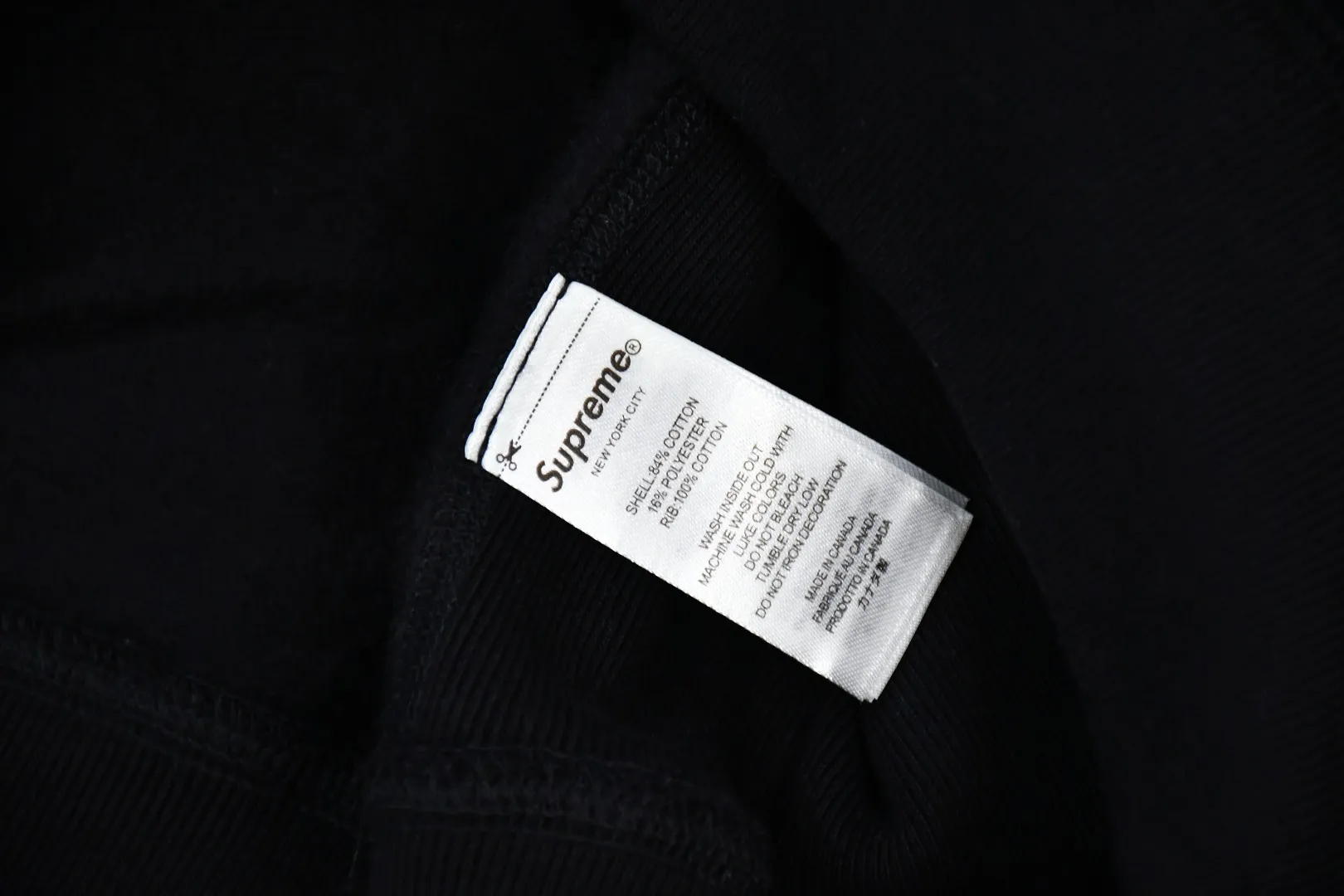 🅿️330 S263 top version Supreme 24FW COLLEGIATE SLEEVE HOODED letter printed sweatshirt 1. Fabric: ZP testing, custom weaving and dyeing, pure cotton 460G plus velvet main fabric, horizontal cutting 520G 2X2 thread 2. Printing: Printing uses thermoset ink printing, also known as plastic ink, or self-adhesive ink. Its ingredients are: mainly composed of polyvinyl chloride (PVC) and phthalates. PVC and phthalates, color fixing agents, stabilizers, and thickeners are mixed to form thermoset ink. It is not the digital direct printing promoted on the market. The printing texture of thermoset ink cannot be achieved by digital direct printing. 3. Sewing process: Twelve places of the whole garment are made of boneless splicing technology, processed by experienced foreign trade factories (ordinary factories cannot do it) 4. Hem and cuffs: all use 520G inelastic threads (low-end products use elastic threads to cause the hem and cuffs to appear wavy) 5. Customized ZP main label/wash water label/hangtag/packaging bag (equipped with an extra-large thickened handbag) Size: S~XL
