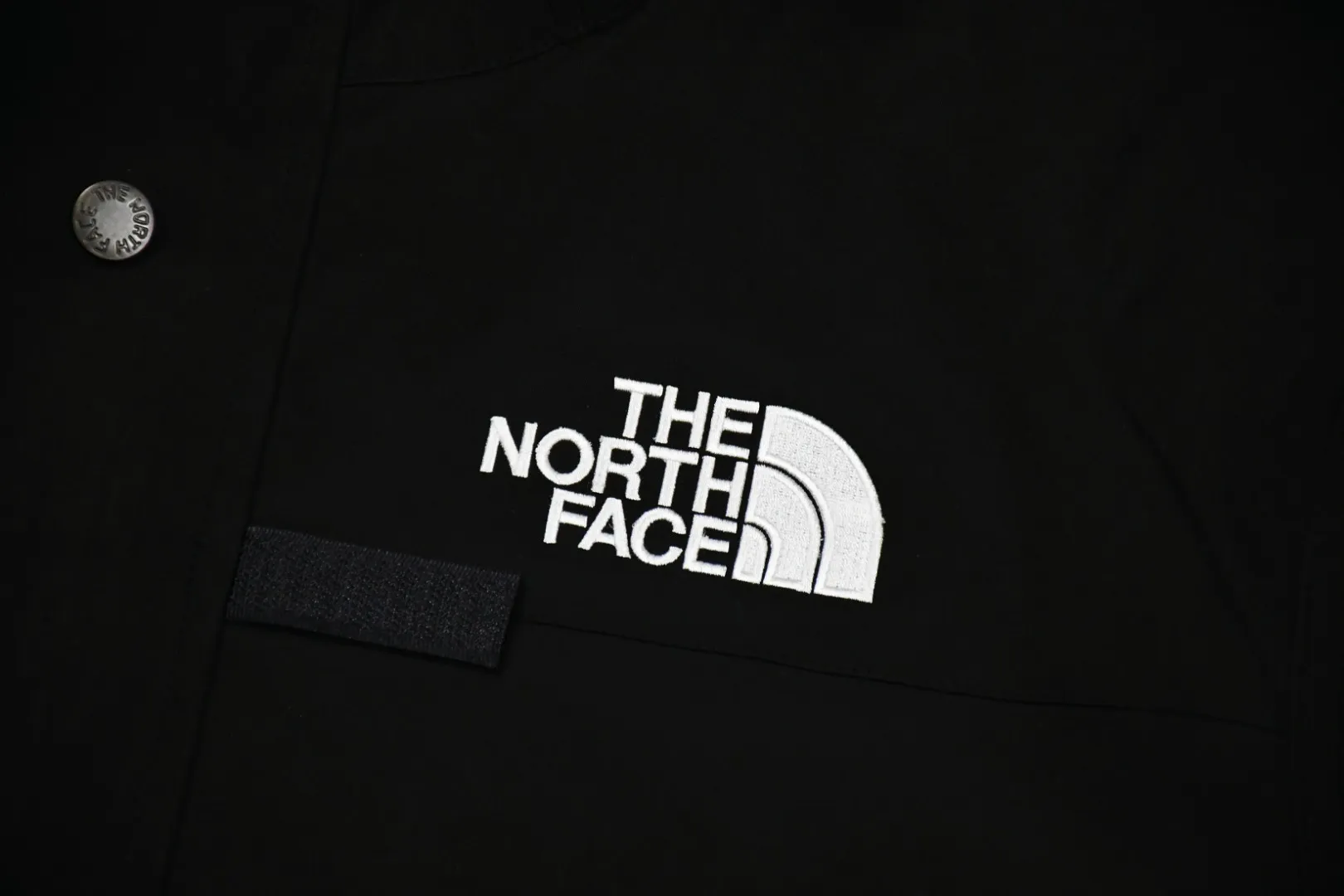🅿️700 MX07 MAX/Top version Exclusive quality on the entire network ZP player designated version Supreme SS20 Week 13 x TNF Cargo Jacket Joint North Face Multi-pocket Jacket A true jacket that is waterproof, windproof, breathable and warm. 1. In order to perfectly restore the original version, the fabric uses 70D*320D# which is extremely difficult and expensive to embroider. 110g/㎡ low-density nylon plain fabric. The fabric is ultra-thin, low-density and breathable. Top-grade waterproof coating is added to both the front and back sides to easily achieve the rolling effect of water droplets on a lotus leaf. The main body mesh is 95g/㎡ extra large mesh. 2. The embroidery uses the original embroidery data file. The machine uses the BEHRINGER BEKS-Y924 embroidery machine (a level higher than Tajima embroidery machine). The machine head tension is small and does little damage to the fabric. The fullness and precision of the embroidery are the best 3. The correct hangtag and the correct accessories. The resin zipper and nylon zipper are purchased from YKK Shanghai Yoshida Company. The special non-domestic standard parts are all custom-made by the foundry. The metal four-button buckle and small zipper hanging beads are all customized at 1:1. The main label and laser are all customized separately for this year's new model. The multiple bags are all folded with lengthened bag openings to achieve waterproof and anti-lost functions. The sewing work is complicated. There are many special machines for edge sealing and many pockets. The fabric is dense