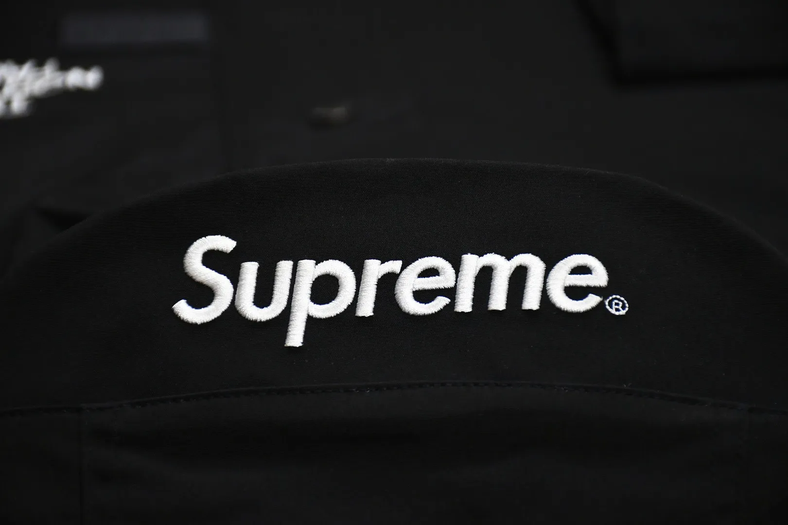 🅿️700 MX07 MAX/Top version Exclusive quality on the entire network ZP player designated version Supreme SS20 Week 13 x TNF Cargo Jacket Joint North Face Multi-pocket Jacket A true jacket that is waterproof, windproof, breathable and warm. 1. In order to perfectly restore the original version, the fabric uses 70D*320D# which is extremely difficult and expensive to embroider. 110g/㎡ low-density nylon plain fabric. The fabric is ultra-thin, low-density and breathable. Top-grade waterproof coating is added to both the front and back sides to easily achieve the rolling effect of water droplets on a lotus leaf. The main body mesh is 95g/㎡ extra large mesh. 2. The embroidery uses the original embroidery data file. The machine uses the BEHRINGER BEKS-Y924 embroidery machine (a level higher than Tajima embroidery machine). The machine head tension is small and does little damage to the fabric. The fullness and precision of the embroidery are the best 3. The correct hangtag and the correct accessories. The resin zipper and nylon zipper are purchased from YKK Shanghai Yoshida Company. The special non-domestic standard parts are all custom-made by the foundry. The metal four-button buckle and small zipper hanging beads are all customized at 1:1. The main label and laser are all customized separately for this year's new model. The multiple bags are all folded with lengthened bag openings to achieve waterproof and anti-lost functions. The sewing work is complicated. There are many special machines for edge sealing and many pockets. The fabric is dense
