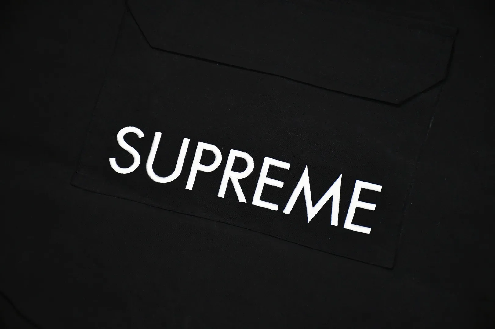 🅿️700 MX07 MAX/Top version Exclusive quality on the entire network ZP player designated version Supreme SS20 Week 13 x TNF Cargo Jacket Joint North Face Multi-pocket Jacket A true jacket that is waterproof, windproof, breathable and warm. 1. In order to perfectly restore the original version, the fabric uses 70D*320D# which is extremely difficult and expensive to embroider. 110g/㎡ low-density nylon plain fabric. The fabric is ultra-thin, low-density and breathable. Top-grade waterproof coating is added to both the front and back sides to easily achieve the rolling effect of water droplets on a lotus leaf. The main body mesh is 95g/㎡ extra large mesh. 2. The embroidery uses the original embroidery data file. The machine uses the BEHRINGER BEKS-Y924 embroidery machine (a level higher than Tajima embroidery machine). The machine head tension is small and does little damage to the fabric. The fullness and precision of the embroidery are the best 3. The correct hangtag and the correct accessories. The resin zipper and nylon zipper are purchased from YKK Shanghai Yoshida Company. The special non-domestic standard parts are all custom-made by the foundry. The metal four-button buckle and small zipper hanging beads are all customized at 1:1. The main label and laser are all customized separately for this year's new model. The multiple bags are all folded with lengthened bag openings to achieve waterproof and anti-lost functions. The sewing work is complicated. There are many special machines for edge sealing and many pockets. The fabric is dense