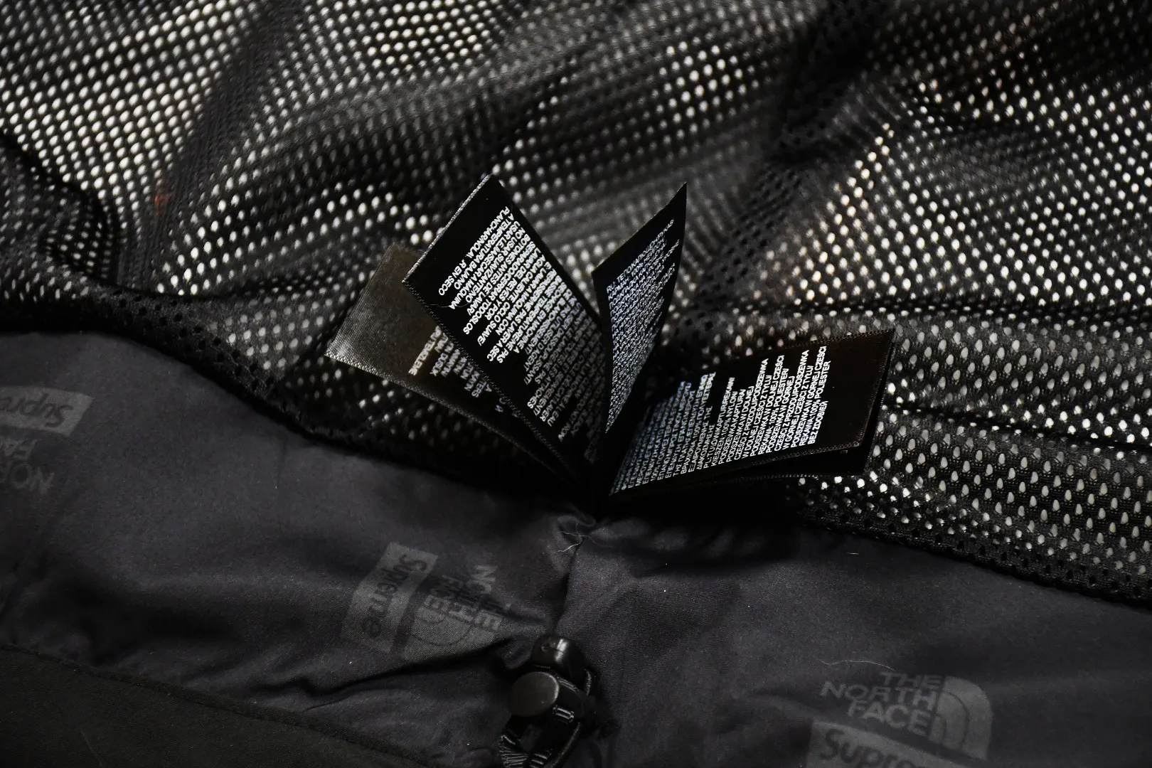 🅿️700 MX07 MAX/Top version Exclusive quality on the entire network ZP player designated version Supreme SS20 Week 13 x TNF Cargo Jacket Joint North Face Multi-pocket Jacket A true jacket that is waterproof, windproof, breathable and warm. 1. In order to perfectly restore the original version, the fabric uses 70D*320D# which is extremely difficult and expensive to embroider. 110g/㎡ low-density nylon plain fabric. The fabric is ultra-thin, low-density and breathable. Top-grade waterproof coating is added to both the front and back sides to easily achieve the rolling effect of water droplets on a lotus leaf. The main body mesh is 95g/㎡ extra large mesh. 2. The embroidery uses the original embroidery data file. The machine uses the BEHRINGER BEKS-Y924 embroidery machine (a level higher than Tajima embroidery machine). The machine head tension is small and does little damage to the fabric. The fullness and precision of the embroidery are the best 3. The correct hangtag and the correct accessories. The resin zipper and nylon zipper are purchased from YKK Shanghai Yoshida Company. The special non-domestic standard parts are all custom-made by the foundry. The metal four-button buckle and small zipper hanging beads are all customized at 1:1. The main label and laser are all customized separately for this year's new model. The multiple bags are all folded with lengthened bag openings to achieve waterproof and anti-lost functions. The sewing work is complicated. There are many special machines for edge sealing and many pockets. The fabric is dense