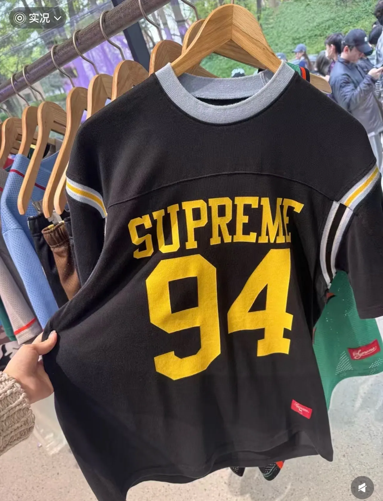 🅿️210 S302 Supreme 25 WEEK8 Split S/S Football Top patchwork pattern ribbed round neck short-sleeved American trendy football jersey for men and women. Original purchase and development! The color matching thread is customized at 1:1, and the accessories and details are all in place!  Color: Black Green Size: S M L