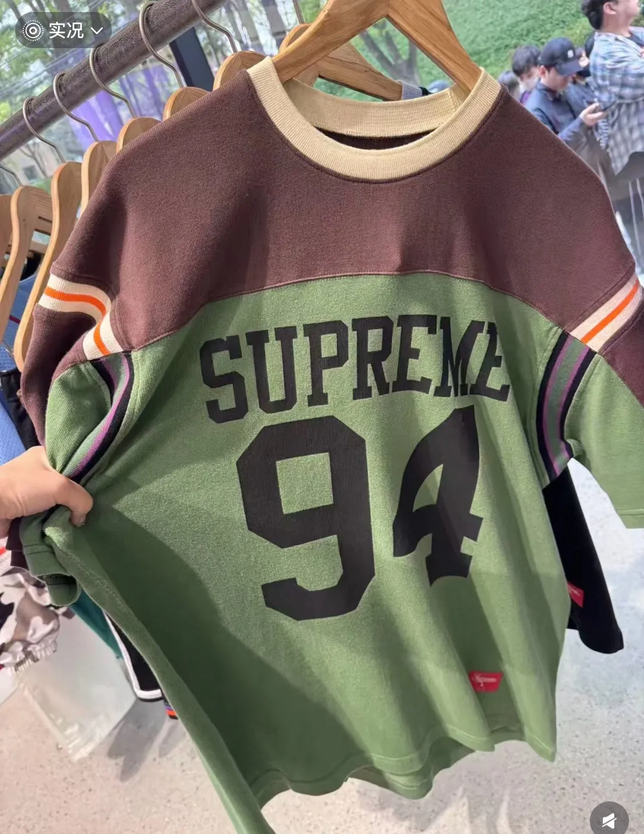 🅿️210 S302 Supreme 25 WEEK8 Split S/S Football Top patchwork pattern ribbed round neck short-sleeved American trendy football jersey for men and women. Original purchase and development! The color matching thread is customized at 1:1, and the accessories and details are all in place!  Color: Black Green Size: S M L