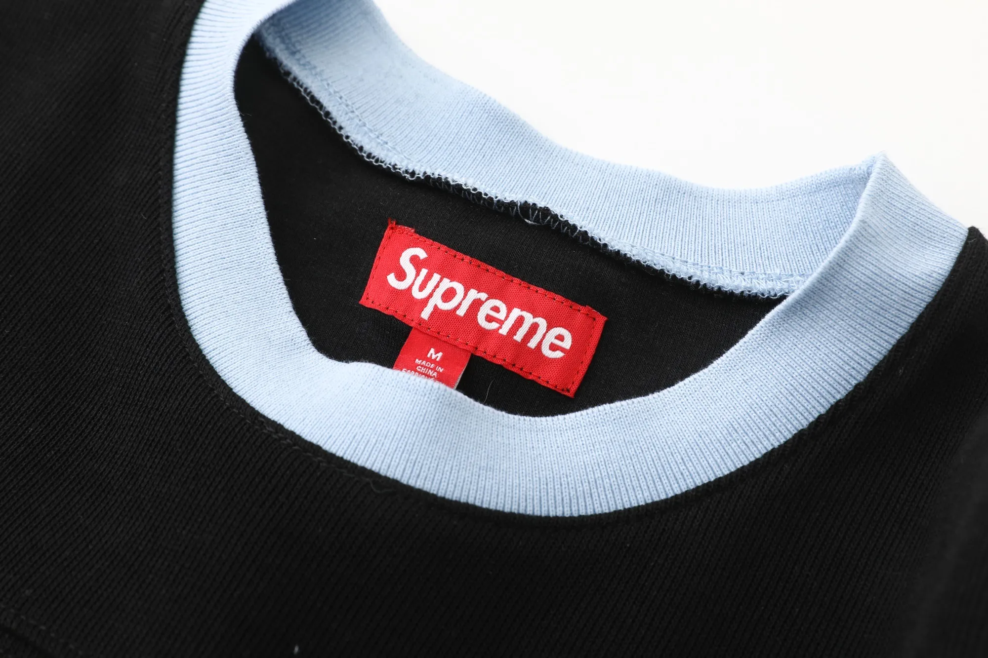 🅿️210 S302 Supreme 25 WEEK8 Split S/S Football Top patchwork pattern ribbed round neck short-sleeved American trendy football jersey for men and women. Original purchase and development! The color matching thread is customized at 1:1, and the accessories and details are all in place!  Color: Black Green Size: S M L