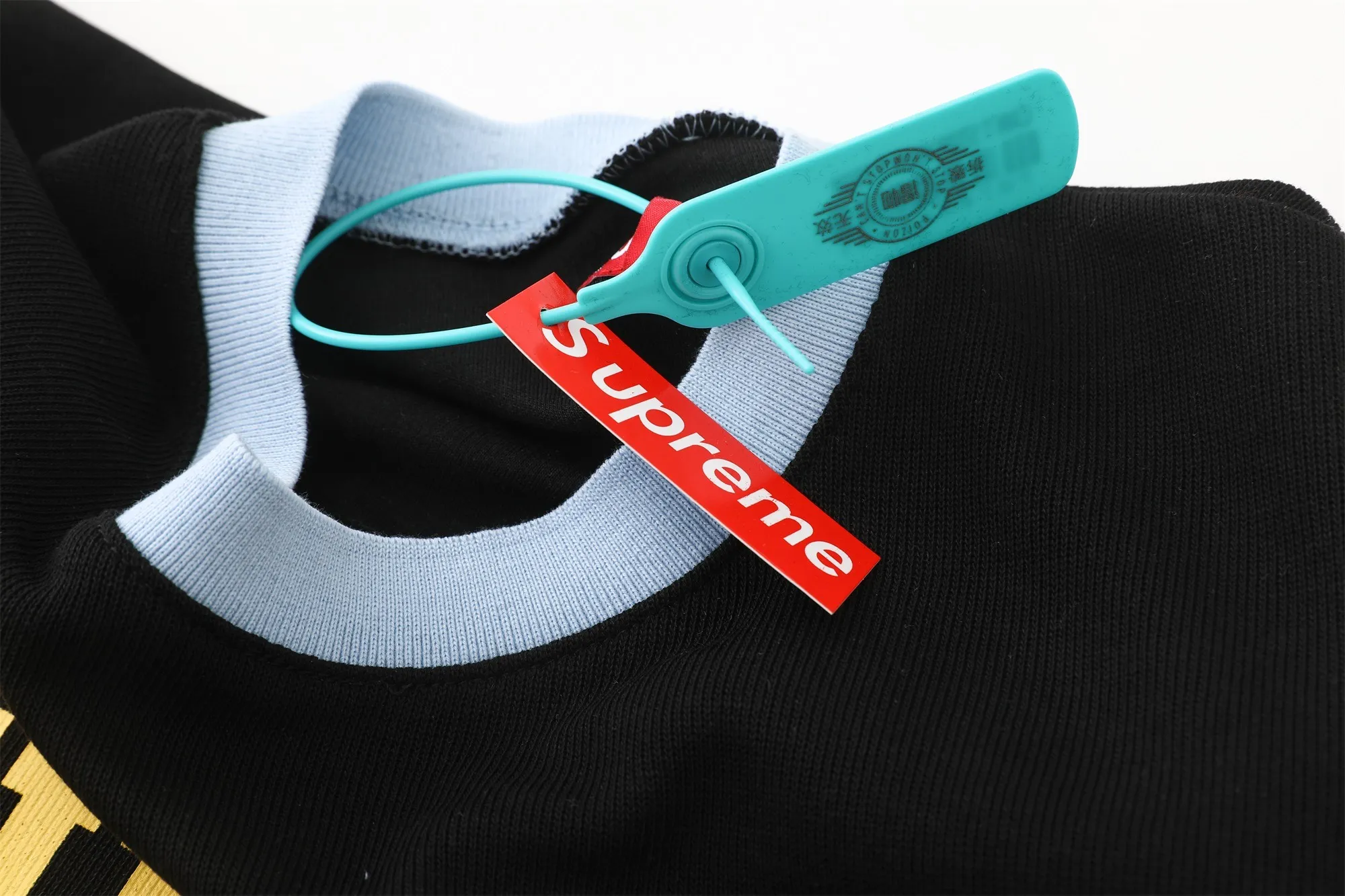 🅿️210 S302 Supreme 25 WEEK8 Split S/S Football Top patchwork pattern ribbed round neck short-sleeved American trendy football jersey for men and women. Original purchase and development! The color matching thread is customized at 1:1, and the accessories and details are all in place!  Color: Black Green Size: S M L