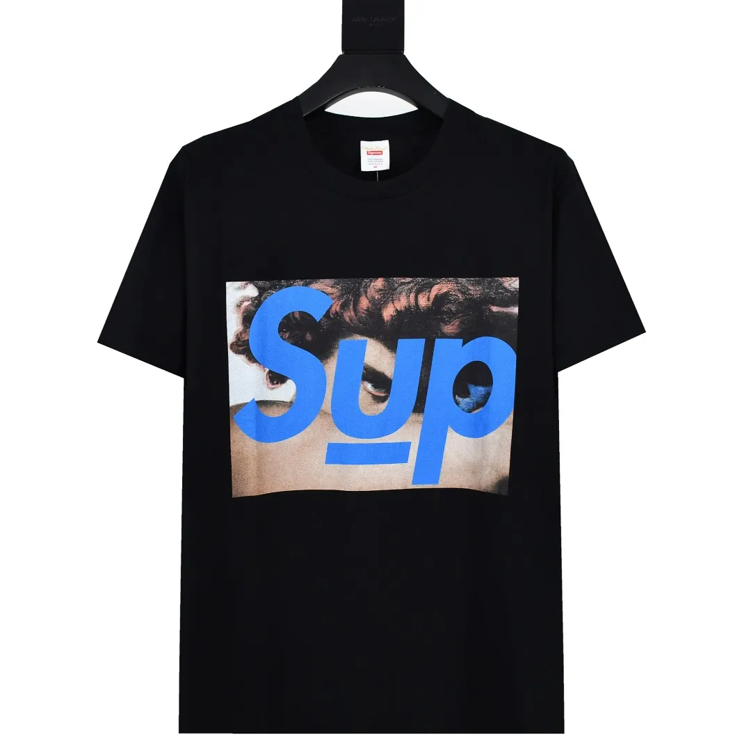S264💰p140 Supreme x Undercover Face Tee joint face-printed short-sleeved T-shirt. Refuse to look at pictures to make products. Refuse to compare wrong versions. Use cylindrical seamless technology (original technology, there is no stitching on the side of the clothes, key points of identification) The fabrics are all custom-woven and dyed, 280g weight, 100% cotton, cylindrical fabric. Cylindrical fabric is a knitted fabric woven with a cylinder loom. The needles are distributed in a cylindrical shape on the fuselage. The gray fabric is a large cylinder, which needs to be opened and shaped before it can be used further. There are no slits on the side of the clothes, so there is no washing label on the side of ordinary short-sleeves. There is only one collar label behind the neck. The printing uses thermosetting ink printing imported from Belgium, also known as plastic ink, or self-adhesive ink. Its ingredients are: mainly composed of polyvinyl chloride (PVC) and phthalates, including PVC and phthalates, fixing agents, stabilizers The thermosetting ink is composed of a mixture of agents and thickeners, which is not the digital direct printing marketed on the market. The printing texture of thermosetting ink is unachievable by digital direct printing. The collar label has a watermark anti-counterfeiting effect, a real anti-counterfeiting layer, a version with a high probability of passing the inspection, and a high probability of passing the original packaging picture. Size：S-XL