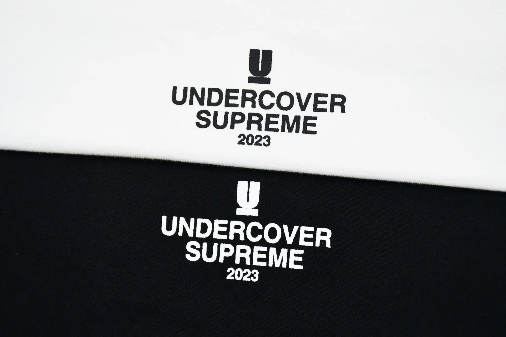 S264💰p140 Supreme x Undercover Face Tee joint face-printed short-sleeved T-shirt. Refuse to look at pictures to make products. Refuse to compare wrong versions. Use cylindrical seamless technology (original technology, there is no stitching on the side of the clothes, key points of identification) The fabrics are all custom-woven and dyed, 280g weight, 100% cotton, cylindrical fabric. Cylindrical fabric is a knitted fabric woven with a cylinder loom. The needles are distributed in a cylindrical shape on the fuselage. The gray fabric is a large cylinder, which needs to be opened and shaped before it can be used further. There are no slits on the side of the clothes, so there is no washing label on the side of ordinary short-sleeves. There is only one collar label behind the neck. The printing uses thermosetting ink printing imported from Belgium, also known as plastic ink, or self-adhesive ink. Its ingredients are: mainly composed of polyvinyl chloride (PVC) and phthalates, including PVC and phthalates, fixing agents, stabilizers The thermosetting ink is composed of a mixture of agents and thickeners, which is not the digital direct printing marketed on the market. The printing texture of thermosetting ink is unachievable by digital direct printing. The collar label has a watermark anti-counterfeiting effect, a real anti-counterfeiting layer, a version with a high probability of passing the inspection, and a high probability of passing the original packaging picture. Size：S-XL