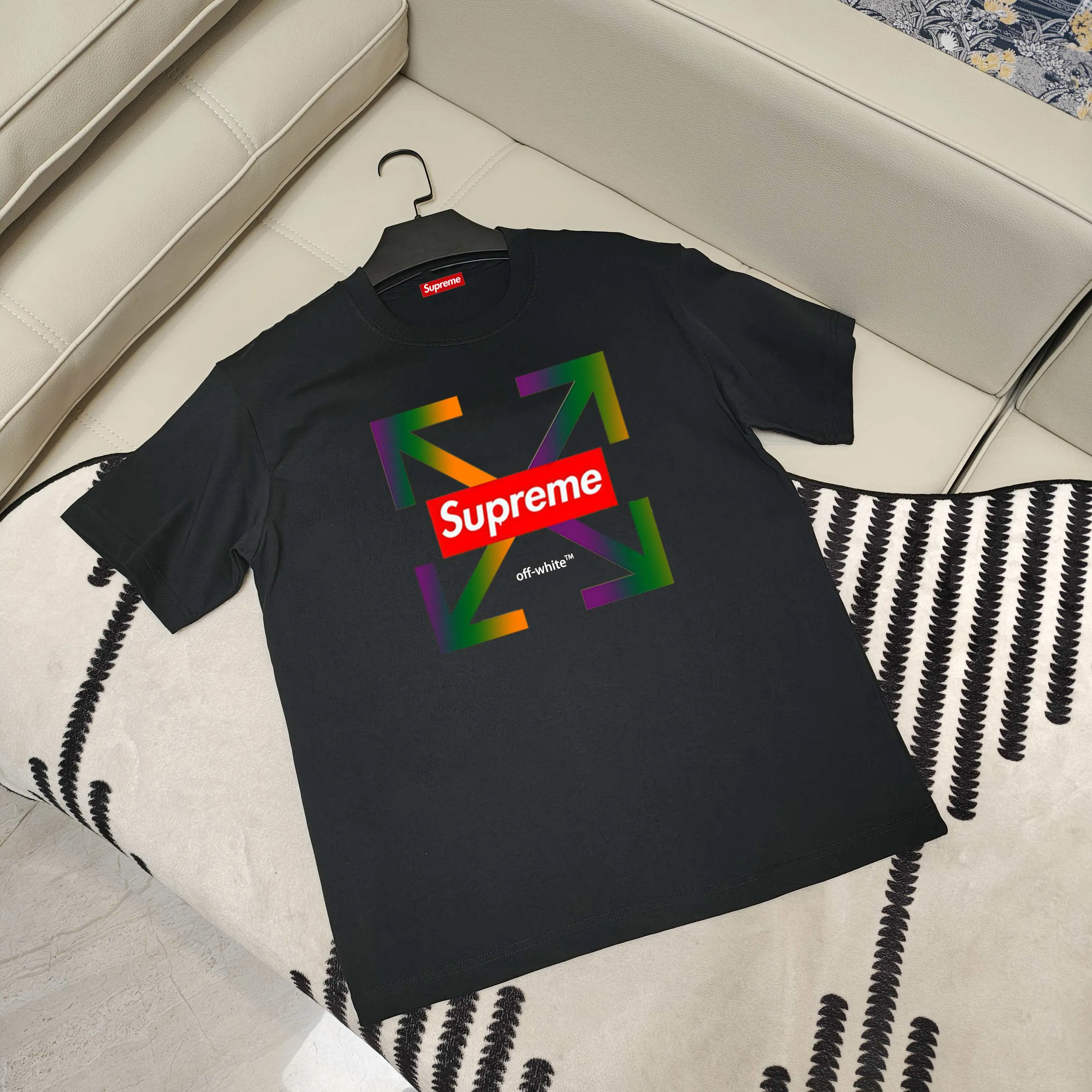 P150 Supreme co-branded off short-sleeved T-shirt is made of 250g Solona fabric. The whole piece is made of three-needle five-thread technology. The neckline-shoulder seam-sleeve seam is double-lined, which looks more three-dimensional and textured. The same craftsmanship as the authentic original version. Classic version. Feel free to compare. XL XXL