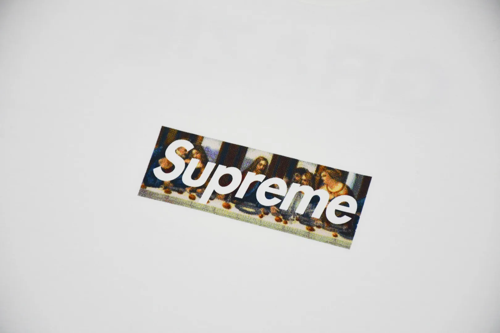 🅿️120 S12 top version Supreme 21ss Milan Box Logo Tee Milan opening limited Last Supper short-sleeved T-shirt. For those of us who focus on top-level Sup products, this short-sleeved one is naturally available. It adopts cylindrical seamless technology (original technology, there are no stitching bones on the side of the clothes, the focus of identification) The fabrics are all custom-woven and dyed, 280g weight, 100% cotton, cylindrical fabric. Cylindrical fabric is a knitted fabric woven with a cylinder loom. The needles are distributed in a cylindrical shape on the fuselage. The gray fabric is a large cylinder, which needs to be opened and shaped before further use. There is no slit on the side of the clothes, so there is no washing label on the side of ordinary short-sleeves. There is only one collar label behind the neck. The printing is printed with thermosetting ink, also known as plastic. Ink, or self-adhesive ink, contains ingredients: mainly composed of polyvinyl chloride (PVC) and phthalates. PVC and phthalates, fixing agents, stabilizers, and thickeners are mixed to form a thermal ink. Solid ink is not the digital direct printing advertised on the market. The printing texture of thermoset ink is something that digital direct printing cannot achieve. The collar label has a watermark anti-counterfeiting effect, a real anti-counterfeiting layer, a probability of passing the version, and a high probability of passing the original packaging picture. Size：S-XL