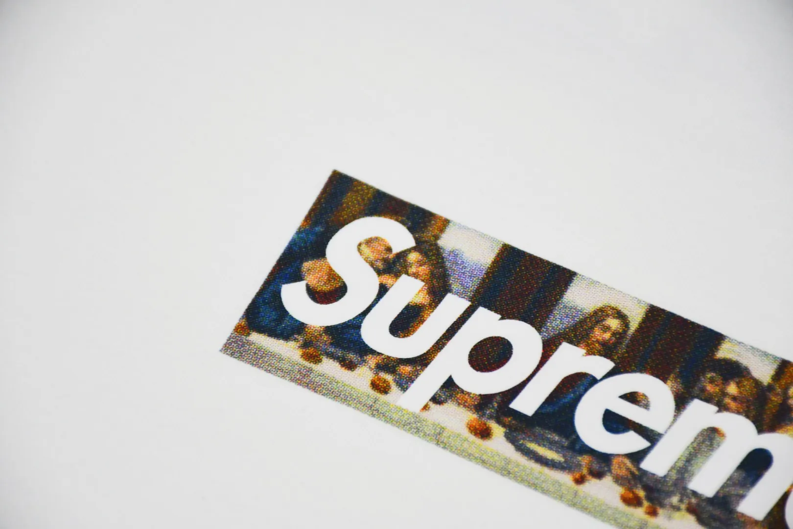 🅿️120 S12 top version Supreme 21ss Milan Box Logo Tee Milan opening limited Last Supper short-sleeved T-shirt. For those of us who focus on top-level Sup products, this short-sleeved one is naturally available. It adopts cylindrical seamless technology (original technology, there are no stitching bones on the side of the clothes, the focus of identification) The fabrics are all custom-woven and dyed, 280g weight, 100% cotton, cylindrical fabric. Cylindrical fabric is a knitted fabric woven with a cylinder loom. The needles are distributed in a cylindrical shape on the fuselage. The gray fabric is a large cylinder, which needs to be opened and shaped before further use. There is no slit on the side of the clothes, so there is no washing label on the side of ordinary short-sleeves. There is only one collar label behind the neck. The printing is printed with thermosetting ink, also known as plastic. Ink, or self-adhesive ink, contains ingredients: mainly composed of polyvinyl chloride (PVC) and phthalates. PVC and phthalates, fixing agents, stabilizers, and thickeners are mixed to form a thermal ink. Solid ink is not the digital direct printing advertised on the market. The printing texture of thermoset ink is something that digital direct printing cannot achieve. The collar label has a watermark anti-counterfeiting effect, a real anti-counterfeiting layer, a probability of passing the version, and a high probability of passing the original packaging picture. Size：S-XL