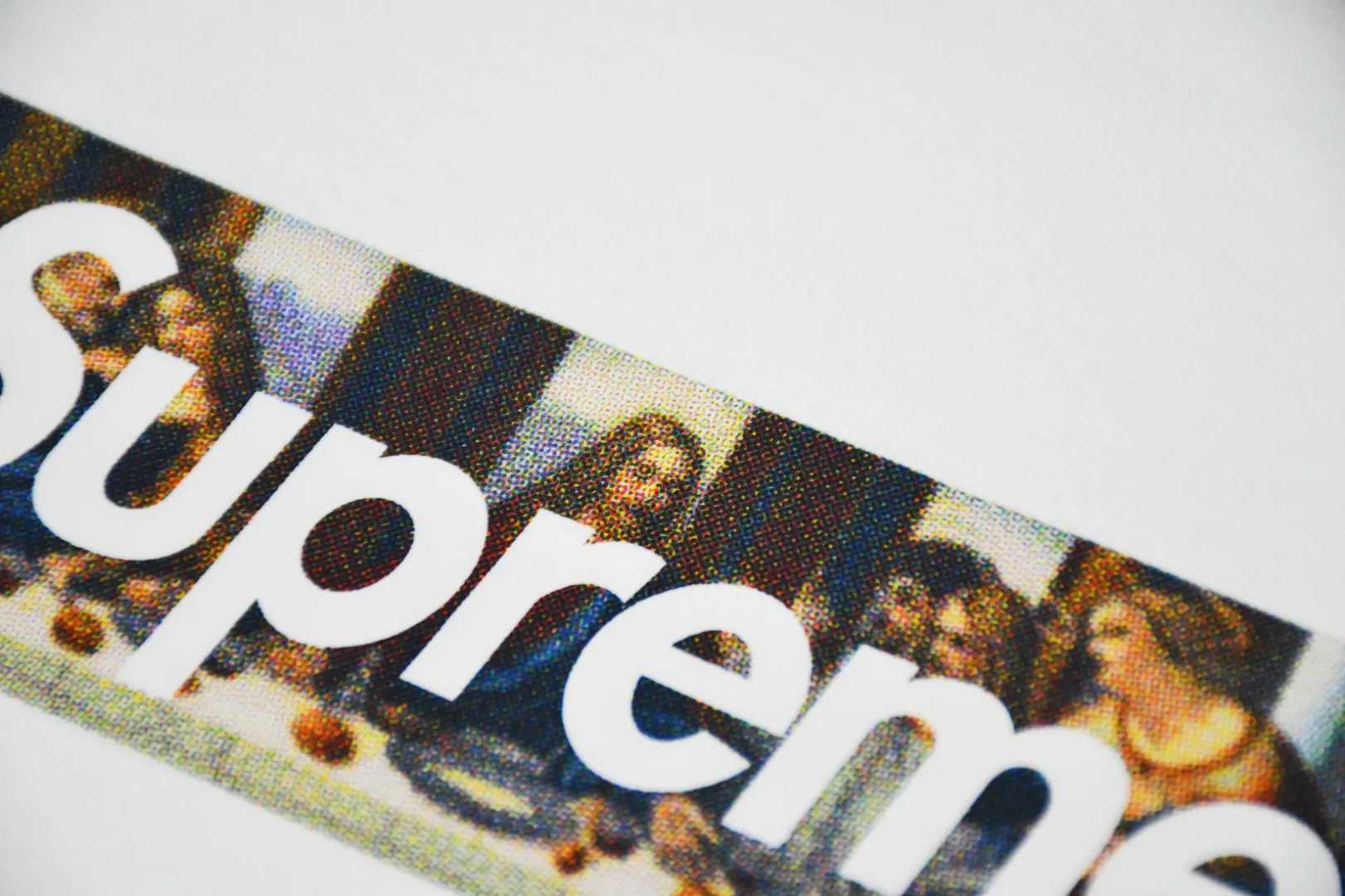 🅿️120 S12 top version Supreme 21ss Milan Box Logo Tee Milan opening limited Last Supper short-sleeved T-shirt. For those of us who focus on top-level Sup products, this short-sleeved one is naturally available. It adopts cylindrical seamless technology (original technology, there are no stitching bones on the side of the clothes, the focus of identification) The fabrics are all custom-woven and dyed, 280g weight, 100% cotton, cylindrical fabric. Cylindrical fabric is a knitted fabric woven with a cylinder loom. The needles are distributed in a cylindrical shape on the fuselage. The gray fabric is a large cylinder, which needs to be opened and shaped before further use. There is no slit on the side of the clothes, so there is no washing label on the side of ordinary short-sleeves. There is only one collar label behind the neck. The printing is printed with thermosetting ink, also known as plastic. Ink, or self-adhesive ink, contains ingredients: mainly composed of polyvinyl chloride (PVC) and phthalates. PVC and phthalates, fixing agents, stabilizers, and thickeners are mixed to form a thermal ink. Solid ink is not the digital direct printing advertised on the market. The printing texture of thermoset ink is something that digital direct printing cannot achieve. The collar label has a watermark anti-counterfeiting effect, a real anti-counterfeiting layer, a probability of passing the version, and a high probability of passing the original packaging picture. Size：S-XL