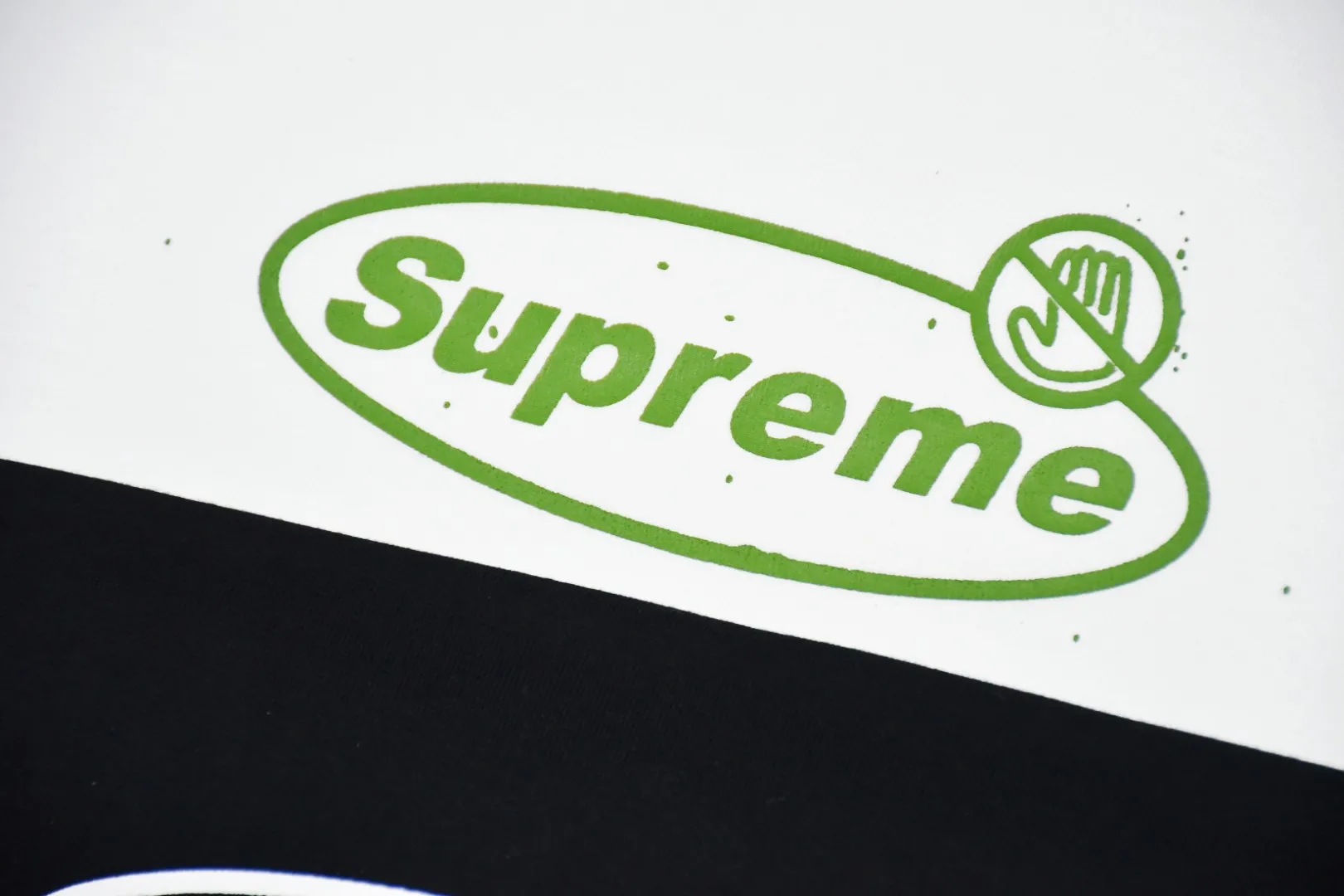 🅿️120 S79 top version Supreme 22FW Warning Tee Warning Prohibition Slogan Logo Short Sleeve T-shirt For those of us who focus on top Sup products, this short sleeve is naturally available. It adopts cylindrical seamless technology (the original technology has no gaps on the sides of the clothes, the key point of identification) The fabrics are all custom-woven and dyed, 280g weight, 100% cotton, cylindrical fabric. Cylindrical fabric is a knitted fabric woven with a cylinder loom. The needles are distributed in a cylindrical shape on the fuselage. The gray fabric is a large cylinder, which needs to be opened and shaped before further use. There is no slit on the side of the clothes, so there is no washing label on the side of ordinary short-sleeves. There is only one collar label behind the neck. The printing is printed with thermosetting ink, also known as plastic. Ink, or self-adhesive ink, contains ingredients: mainly composed of polyvinyl chloride (PVC) and phthalates. PVC and phthalates, fixing agents, stabilizers, and thickeners are mixed to form a thermal ink. Solid ink is not the digital direct printing advertised on the market. The printing texture of thermoset ink is something that digital direct printing cannot achieve. The collar label has a watermark anti-counterfeiting effect, a real anti-counterfeiting layer, a probability of passing the version, and a high probability of passing the original packaging picture. Size：S-XL