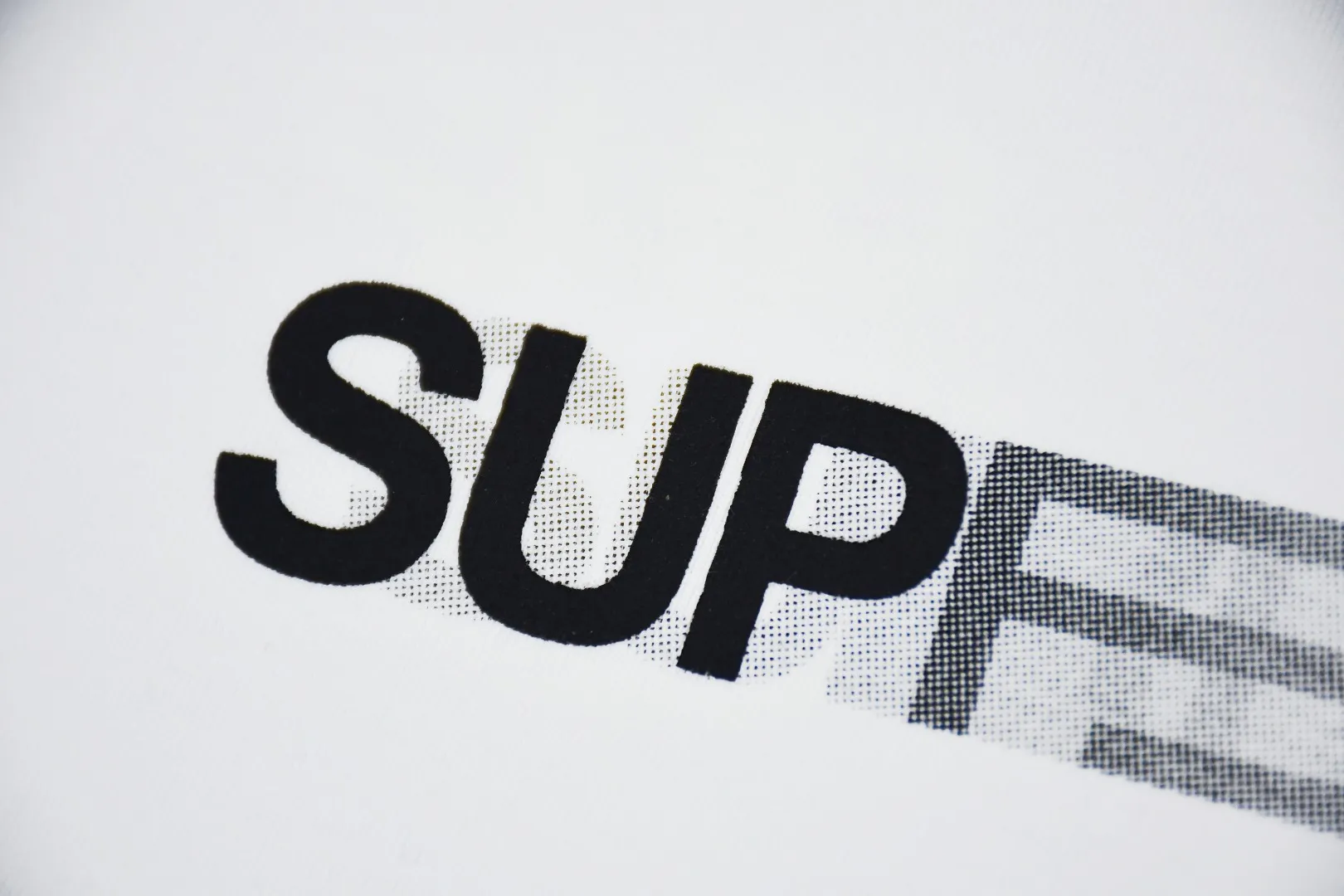 S143 🅿️120 top version Supreme 23SS MOTION LOGO phantom LOGO short-sleeved T-shirt. Refuse to look at pictures to make products. Refuse to compare with wrong versions. Use cylinder seamless technology (original technology, there is no stitching bone on the side of the clothes, identification key point) The fabrics are all custom-woven and dyed, 280g weight, 100% cotton, cylindrical fabric. Cylindrical fabric is a knitted fabric woven with a cylinder loom. The needles are distributed in a cylindrical shape on the fuselage. The gray fabric is a large cylinder, which needs to be opened and shaped before it can be used further. There are no slits on the side of the clothes, so there is no washing label on the side of ordinary short-sleeves. There is only one collar label behind the neck. The printing uses thermosetting ink printing imported from Belgium (different from conventional thermal transfer printing), also known as plastic ink, or self-adhesive ink. Its ingredients are: mainly composed of polyvinyl chloride (PVC) and phthalates. PVC and phthalates, solid color The thermoset ink is composed of a mixture of agents, stabilizers, and thickeners. It is not the digital direct printing advertised on the market. The printing texture of thermoset ink cannot be achieved by digital direct printing. The collar label has a watermark anti-counterfeiting effect, a real anti-counterfeiting layer, a version with a high probability of passing the inspection, and a high probability of passing the original packaging picture. Size：S-XL