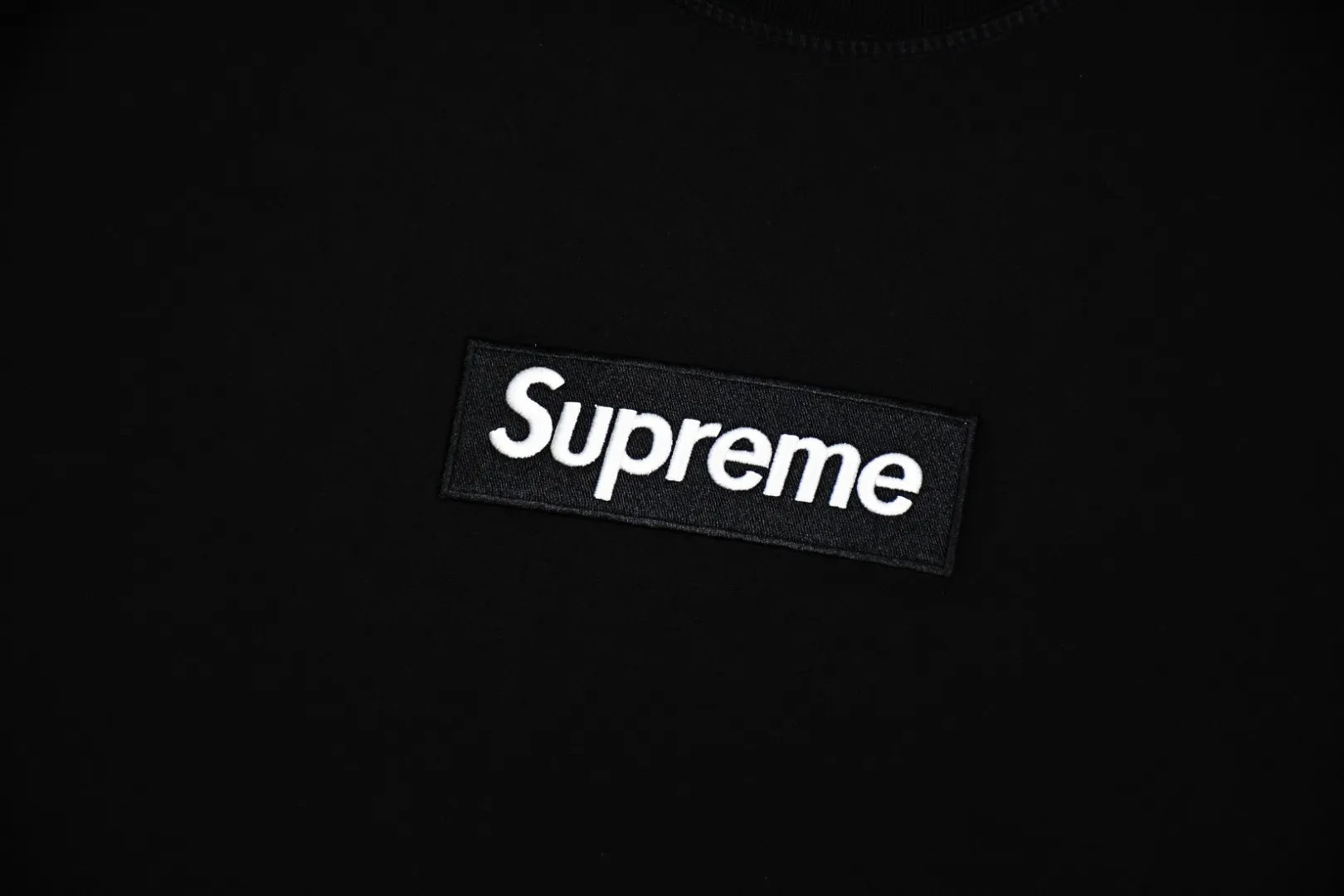 🅿️320 S238 top version Supreme 23Fw camouflage Box Logo Hooded hooded sweatshirt hooded plus fleece sweatshirt For those of us who focus on top Supreme, the cross sweatshirt is naturally available. ZP purchase and pattern making operation 1. Fabric: ZP testing, custom weaving and dyeing, pure cotton 460G plus fleece main fabric, horizontal cutting, side stitching 520G 2X2 thread 2. Embroidery: The embroidery equipment is operated by BEHRINGER BEKS-Y924 machine (a level higher than Tajima embroidery machine). The embroidery thickness, saturation and size are all consistent. 3. Sewing process: The whole garment adopts four-needle and six-thread boneless splicing technology in twelve places. It is processed by a senior foreign trade factory (ordinary factories cannot do it). 4. Hem and cuffs: all use 520G inelastic thread. (Low-end goods use elastic threads to cause the hem and cuffs to appear wavy) 5. Customized ZP main label/wash label/hangtag/packaging bag (equipped with an extra-large thickened handbag) Color: Black, White, Gray, Red Size: S~XL