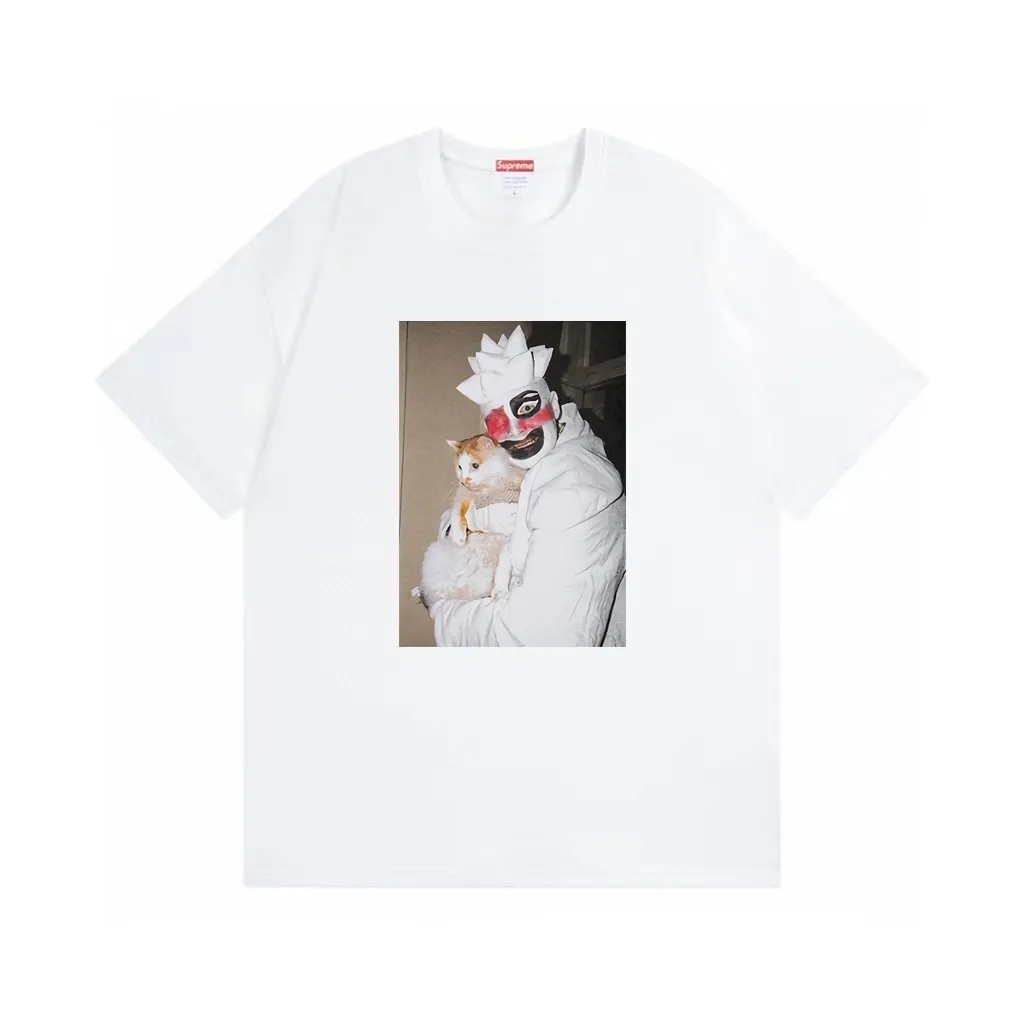 #S128 p110💰 Supreme weird artist co-branded clown hugging kitten. Loose fit. Made of 260g combed cotton double yarn. From fabric to accessories, all three standards are complete and follow ZP. The slurry printing imported from Matsui Company will never crack. The whole piece is made of three-needle five-thread technology. The neckline-shoulder seam-sleeve seam is double-lined, which looks more three-dimensional and textured.) It has the same craftsmanship as the original version, and has a classic version. Feel free to compare zp. The whole piece adopts three-needle five-thread craftsmanship. The neckline-shoulder seam-sleeve seam is double-threaded, which looks more three-dimensional and textured.) It has the same craftsmanship as the original original, classic version. Color: White Black Size: S M L XL XXL