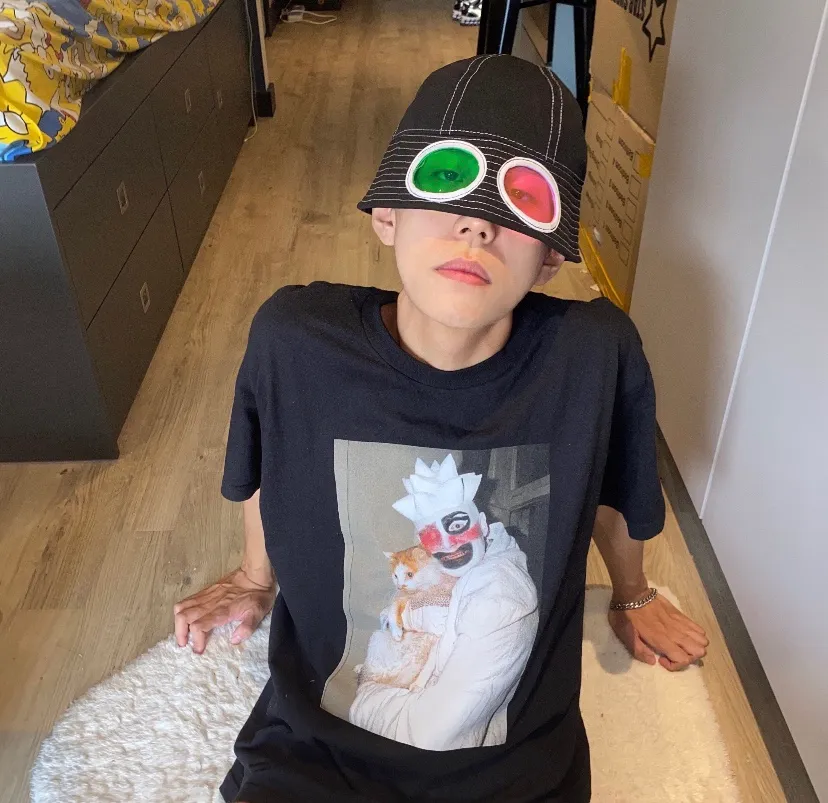 #S128 p110💰 Supreme weird artist co-branded clown hugging kitten. Loose fit. Made of 260g combed cotton double yarn. From fabric to accessories, all three standards are complete and follow ZP. The slurry printing imported from Matsui Company will never crack. The whole piece is made of three-needle five-thread technology. The neckline-shoulder seam-sleeve seam is double-lined, which looks more three-dimensional and textured.) It has the same craftsmanship as the original version, and has a classic version. Feel free to compare zp. The whole piece adopts three-needle five-thread craftsmanship. The neckline-shoulder seam-sleeve seam is double-threaded, which looks more three-dimensional and textured.) It has the same craftsmanship as the original original, classic version. Color: White Black Size: S M L XL XXL