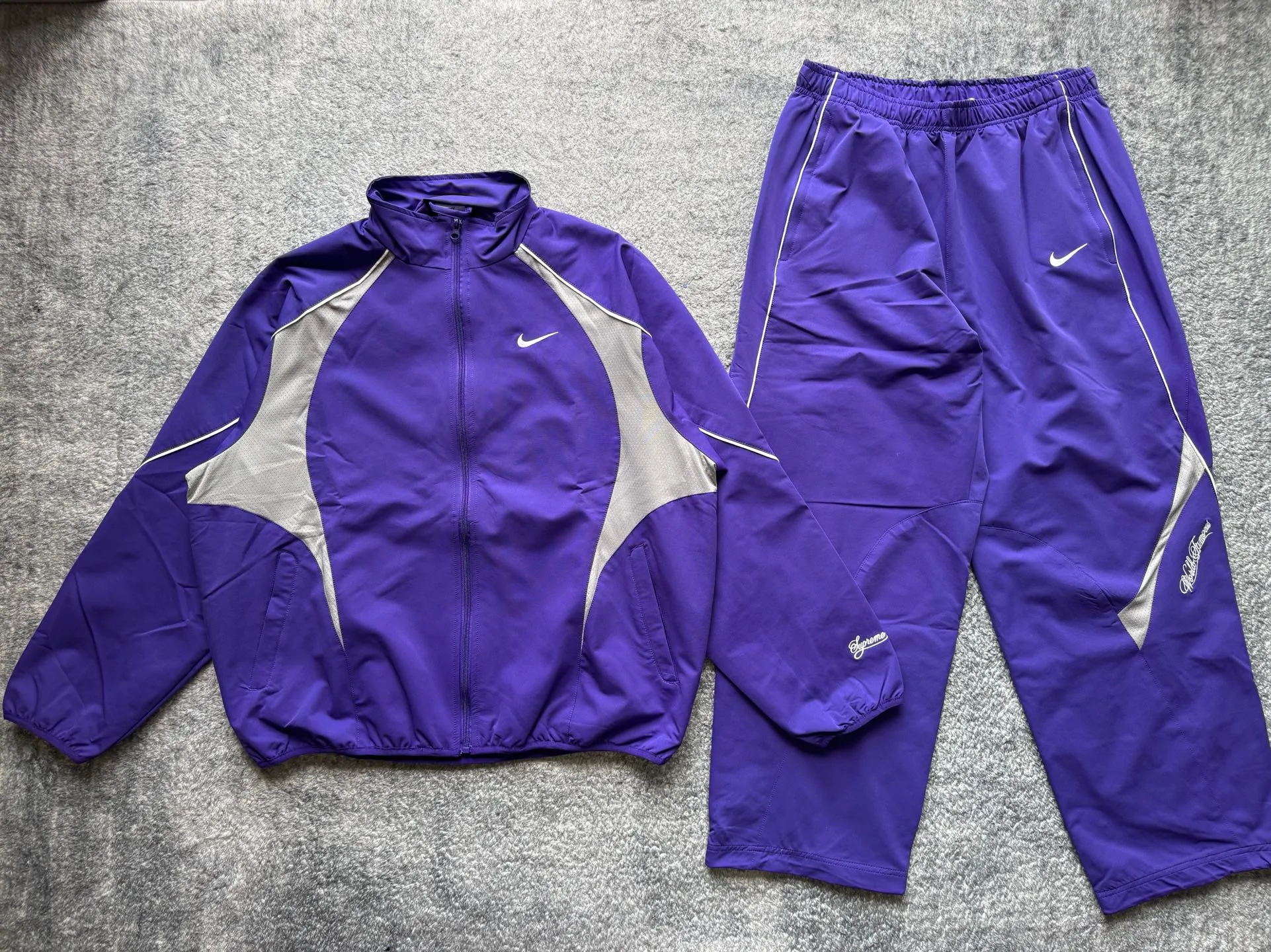 P450 Supreme x Nike joint model SS25 WEEK4 Track Jacket embroidered cuffs logo zipper closure jacket, same style for men and women, original 1:1 customization, customized accessories, all three standards Color: Black Purple Clothing size: S-XL Length Chest Shoulder Width Sleeve Length S 67 137 51.8 77.5 M 69 141 53 79 L 71 145 54.2 80.5 XL 73 149 55.4 81.5