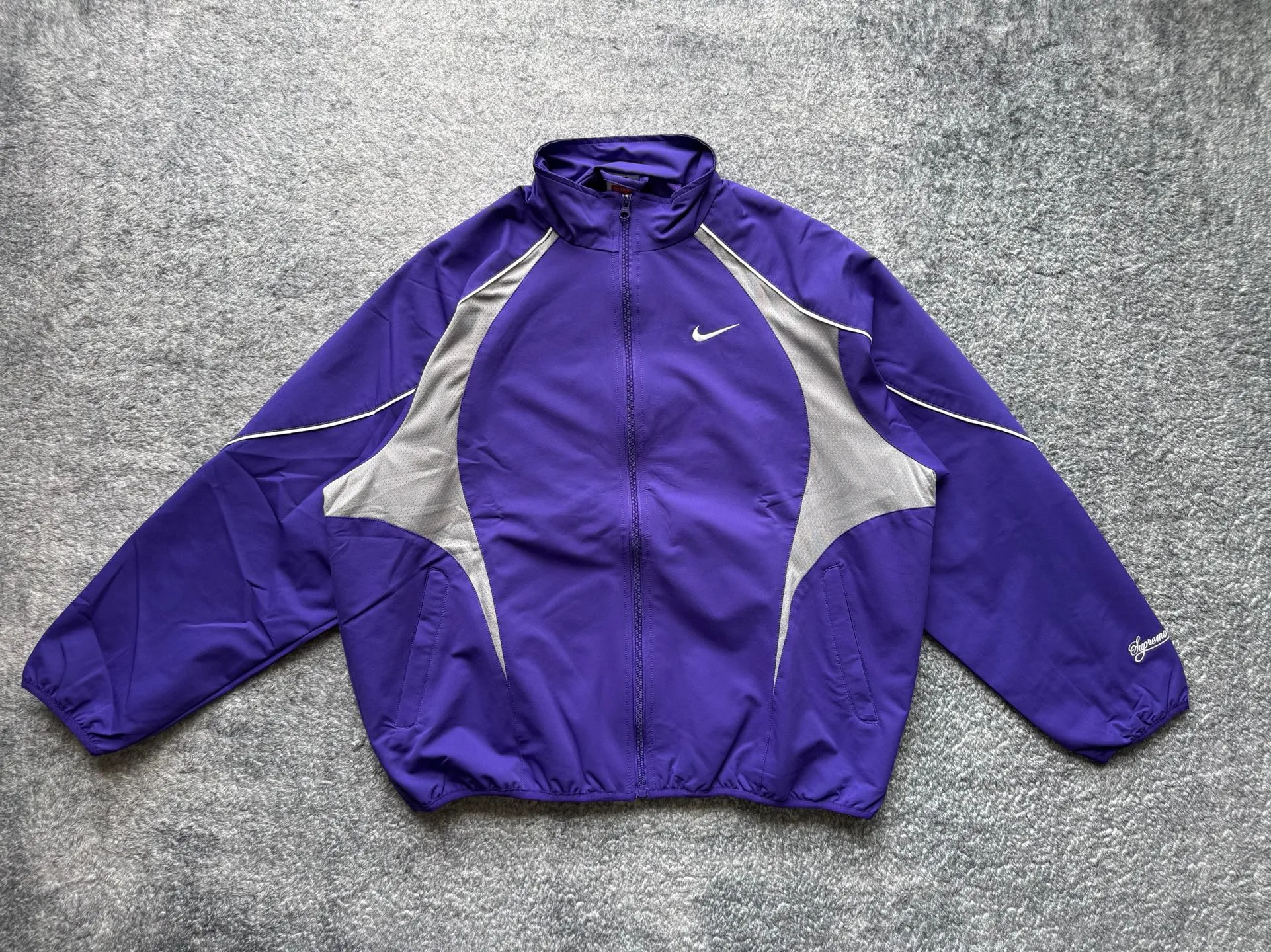 P450 Supreme x Nike joint model SS25 WEEK4 Track Jacket embroidered cuffs logo zipper closure jacket, same style for men and women, original 1:1 customization, customized accessories, all three standards Color: Black Purple Clothing size: S-XL Length Chest Shoulder Width Sleeve Length S 67 137 51.8 77.5 M 69 141 53 79 L 71 145 54.2 80.5 XL 73 149 55.4 81.5