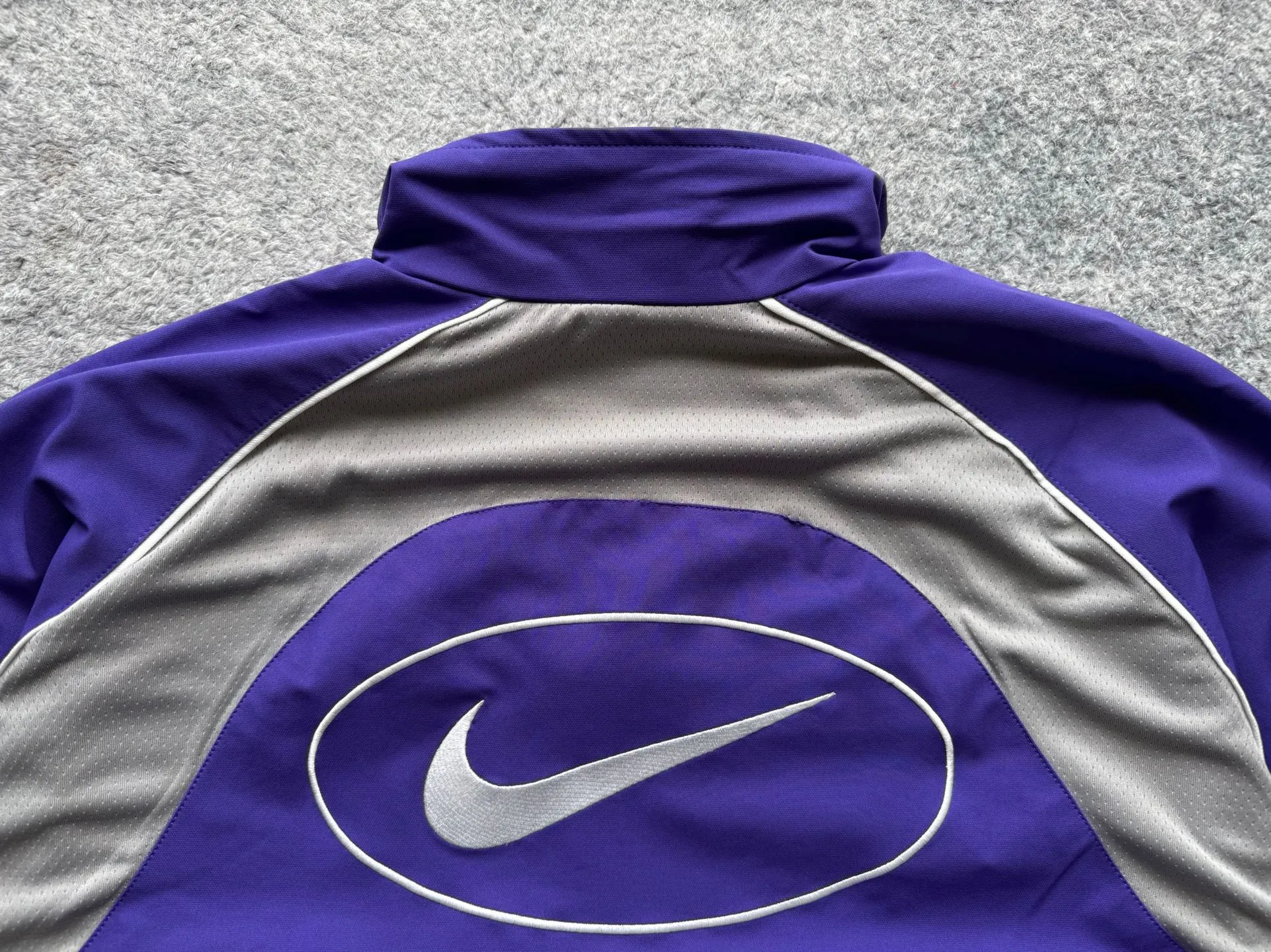 P450 Supreme x Nike joint model SS25 WEEK4 Track Jacket embroidered cuffs logo zipper closure jacket, same style for men and women, original 1:1 customization, customized accessories, all three standards Color: Black Purple Clothing size: S-XL Length Chest Shoulder Width Sleeve Length S 67 137 51.8 77.5 M 69 141 53 79 L 71 145 54.2 80.5 XL 73 149 55.4 81.5