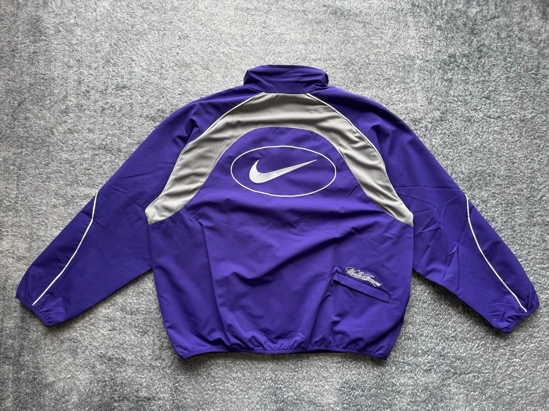 P450 Supreme x Nike joint model SS25 WEEK4 Track Jacket embroidered cuffs logo zipper closure jacket, same style for men and women, original 1:1 customization, customized accessories, all three standards Color: Black Purple Clothing size: S-XL Length Chest Shoulder Width Sleeve Length S 67 137 51.8 77.5 M 69 141 53 79 L 71 145 54.2 80.5 XL 73 149 55.4 81.5