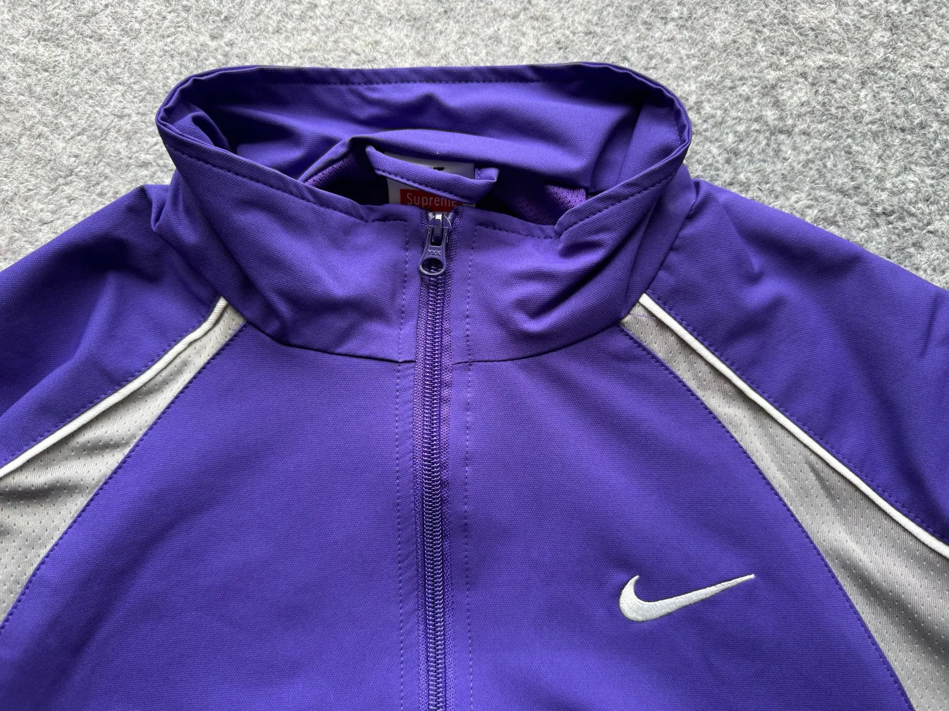 P450 Supreme x Nike joint model SS25 WEEK4 Track Jacket embroidered cuffs logo zipper closure jacket, same style for men and women, original 1:1 customization, customized accessories, all three standards Color: Black Purple Clothing size: S-XL Length Chest Shoulder Width Sleeve Length S 67 137 51.8 77.5 M 69 141 53 79 L 71 145 54.2 80.5 XL 73 149 55.4 81.5