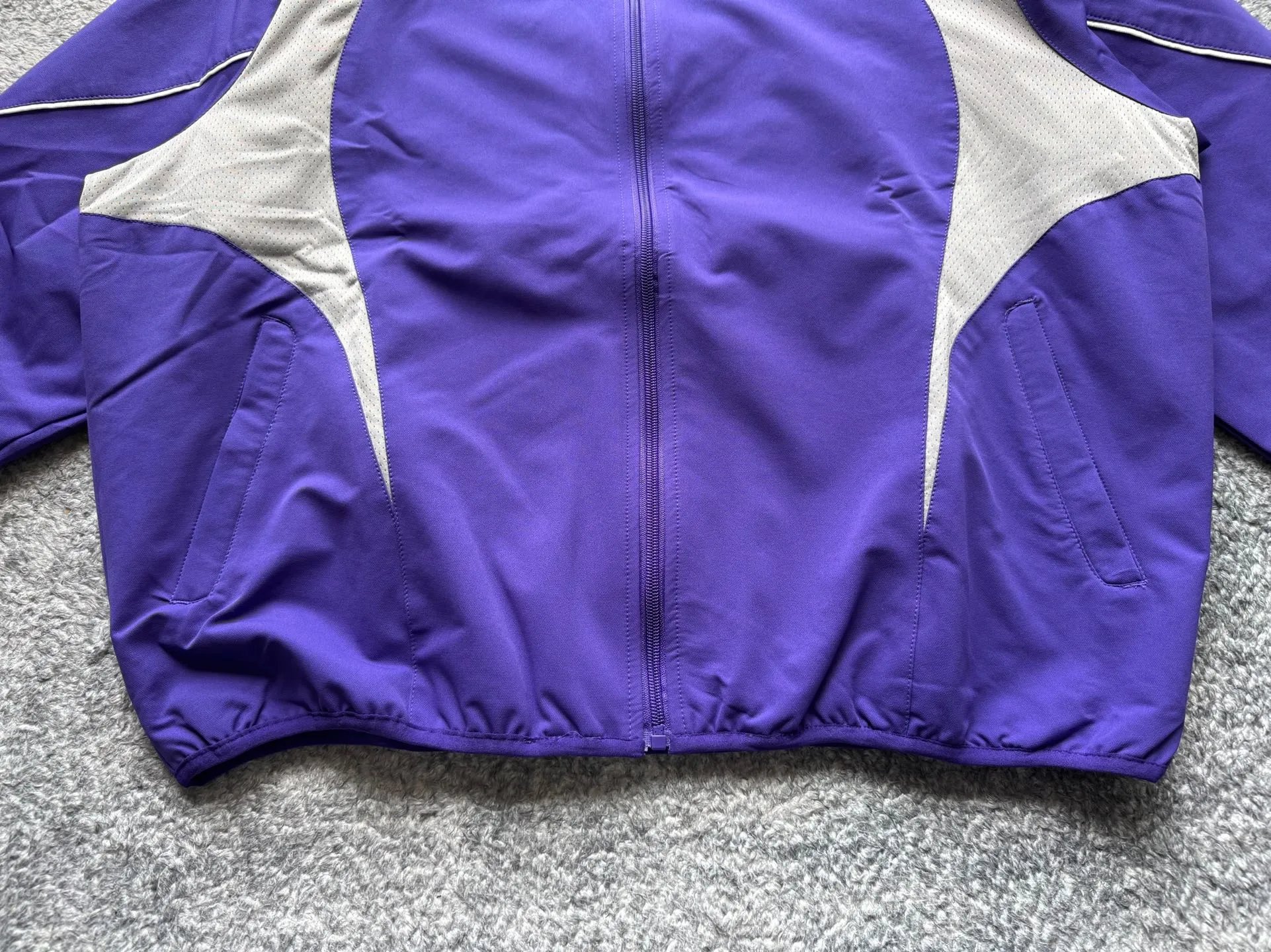 P450 Supreme x Nike joint model SS25 WEEK4 Track Jacket embroidered cuffs logo zipper closure jacket, same style for men and women, original 1:1 customization, customized accessories, all three standards Color: Black Purple Clothing size: S-XL Length Chest Shoulder Width Sleeve Length S 67 137 51.8 77.5 M 69 141 53 79 L 71 145 54.2 80.5 XL 73 149 55.4 81.5