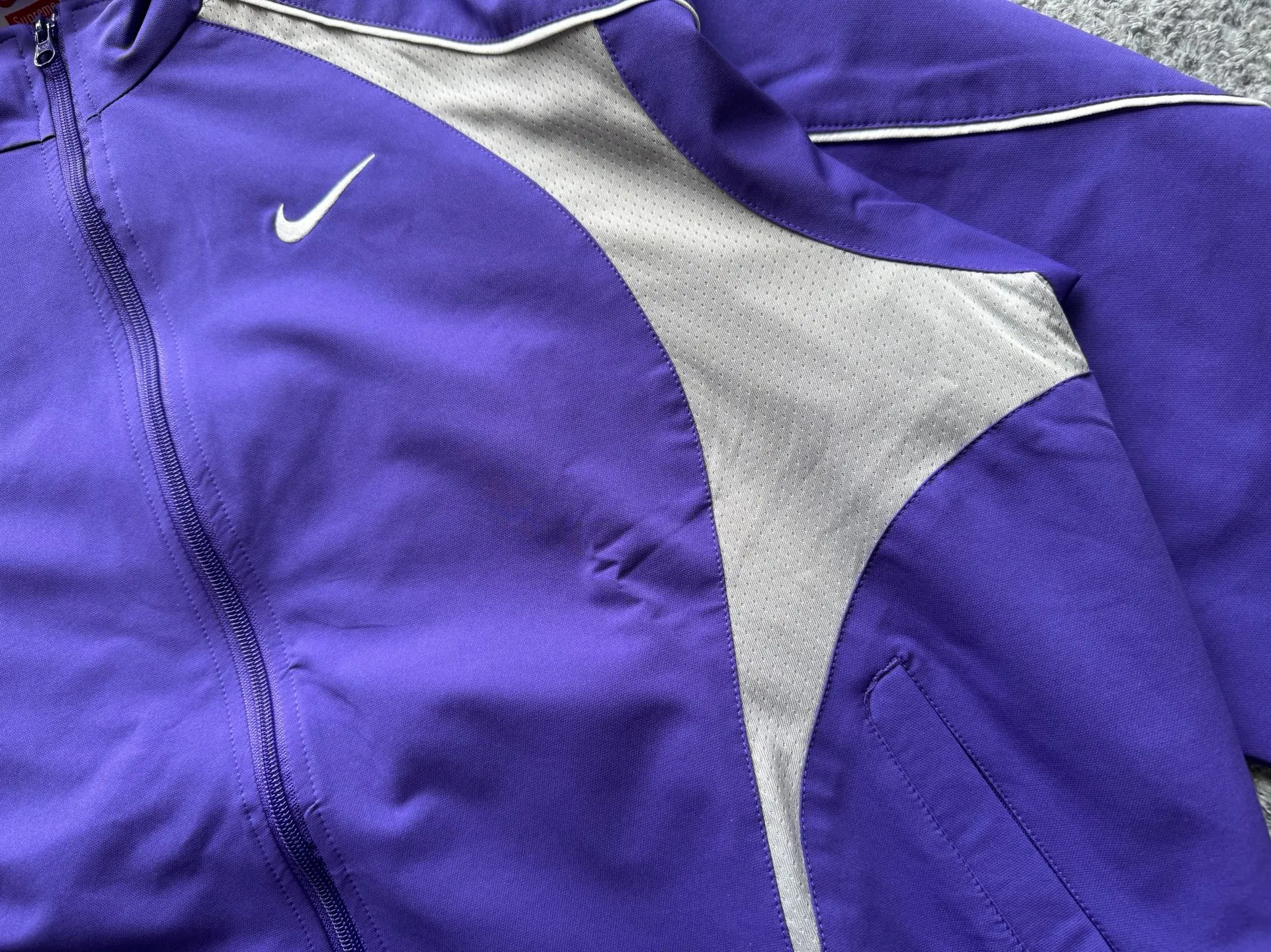 P450 Supreme x Nike joint model SS25 WEEK4 Track Jacket embroidered cuffs logo zipper closure jacket, same style for men and women, original 1:1 customization, customized accessories, all three standards Color: Black Purple Clothing size: S-XL Length Chest Shoulder Width Sleeve Length S 67 137 51.8 77.5 M 69 141 53 79 L 71 145 54.2 80.5 XL 73 149 55.4 81.5