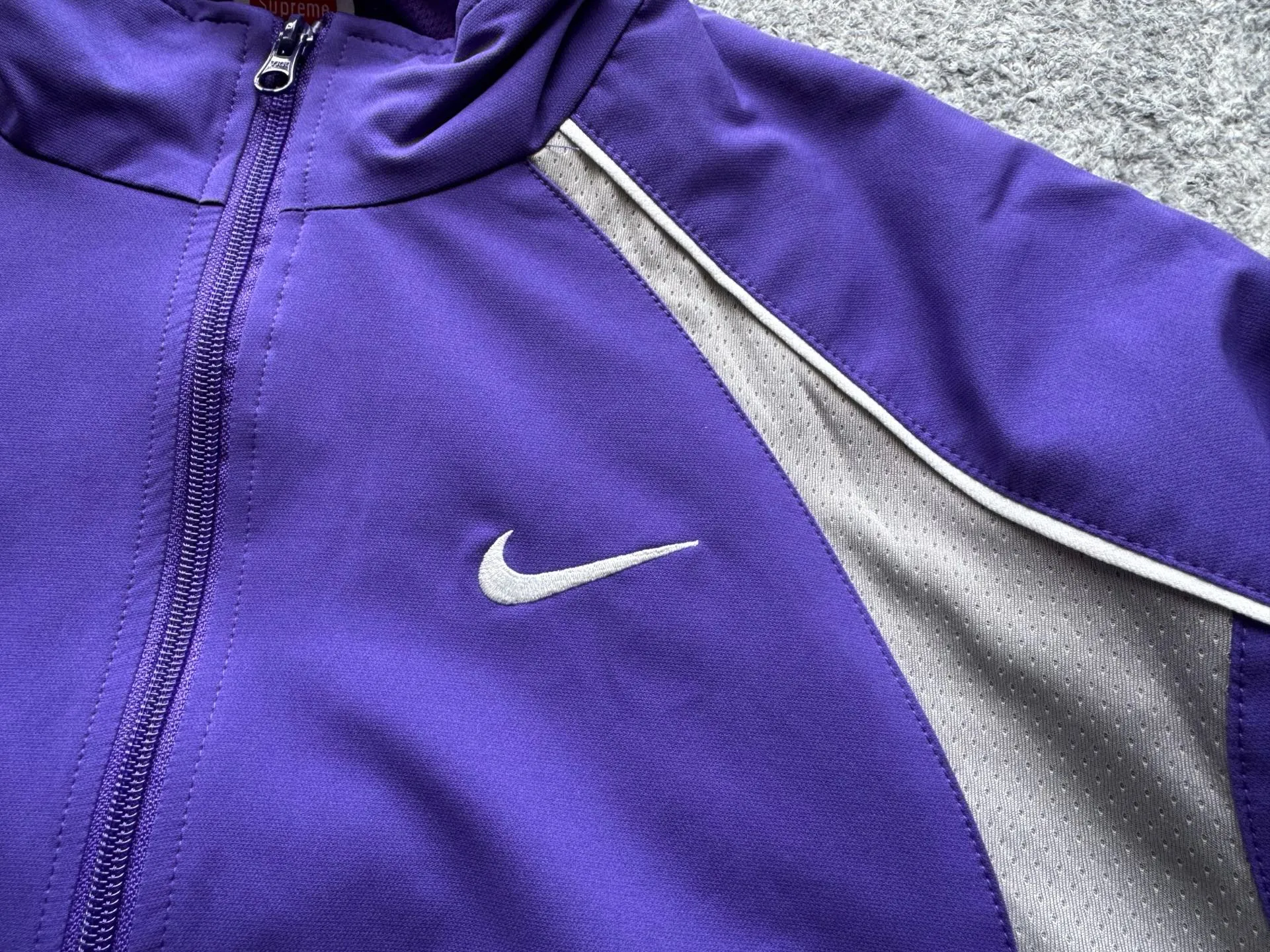 P450 Supreme x Nike joint model SS25 WEEK4 Track Jacket embroidered cuffs logo zipper closure jacket, same style for men and women, original 1:1 customization, customized accessories, all three standards Color: Black Purple Clothing size: S-XL Length Chest Shoulder Width Sleeve Length S 67 137 51.8 77.5 M 69 141 53 79 L 71 145 54.2 80.5 XL 73 149 55.4 81.5