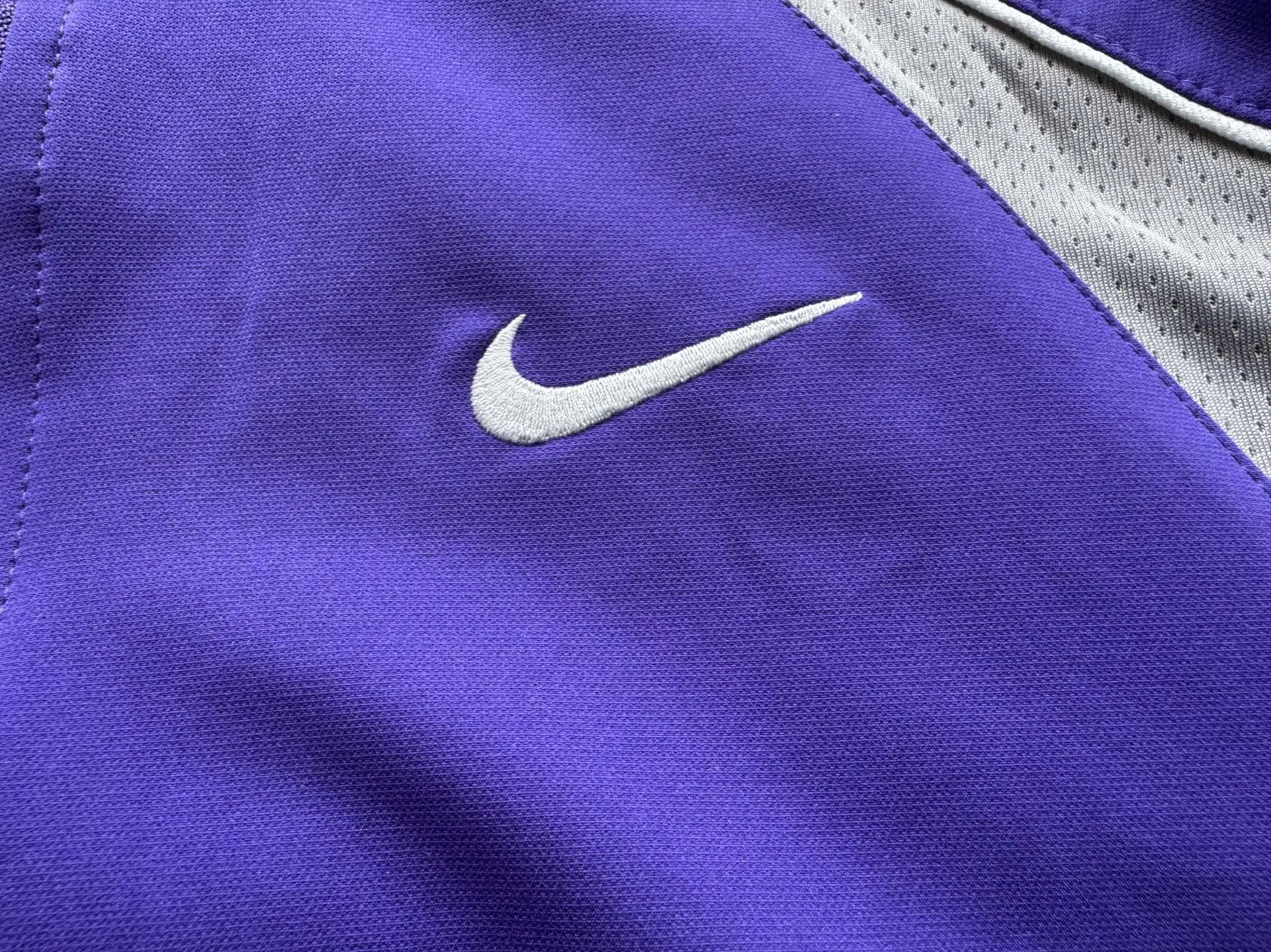P450 Supreme x Nike joint model SS25 WEEK4 Track Jacket embroidered cuffs logo zipper closure jacket, same style for men and women, original 1:1 customization, customized accessories, all three standards Color: Black Purple Clothing size: S-XL Length Chest Shoulder Width Sleeve Length S 67 137 51.8 77.5 M 69 141 53 79 L 71 145 54.2 80.5 XL 73 149 55.4 81.5