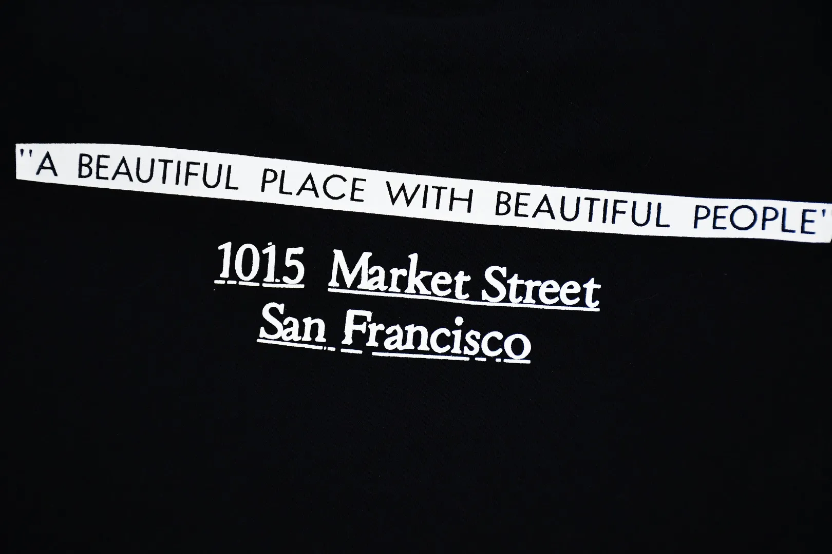 S366💰p136 Top version Supreme 19FW BOX LOGO short sleeves opened in San Francisco. Refuse to look at pictures to make goods. Refuse to compare wrong versions. Use cylindrical seamless technology (original technology, no stitching bone on the side of the clothes, identification key point) The fabrics are all custom-woven and dyed, 280g weight, 100% cotton, cylindrical fabric. Cylindrical fabric is a knitted fabric woven with a cylinder loom. The needles are distributed in a cylindrical shape on the fuselage. The gray fabric is a large cylinder, which needs to be opened and shaped before it can be used further. There are no slits on the side of the clothes, so there is no washing label on the side of ordinary short-sleeves. There is only one collar label behind the neck. The printing uses thermosetting ink printing imported from Belgium (different from conventional heat transfer printing), also known as plastic ink, or self-adhesive ink. Its ingredients are: mainly composed of polyvinyl chloride (PVC) and phthalates. PVC and phthalates, solid color The thermosetting ink is composed of a mixture of agents, stabilizers, and thickeners. It is not the digital direct printing marketed on the market. The printing texture of thermosetting ink cannot be achieved by digital direct printing. The collar label has a watermark anti-counterfeiting effect, a real anti-counterfeiting layer, a version with a high probability of passing the inspection, and the original packaging picture has a high probability of passing the test. Size：S-XL