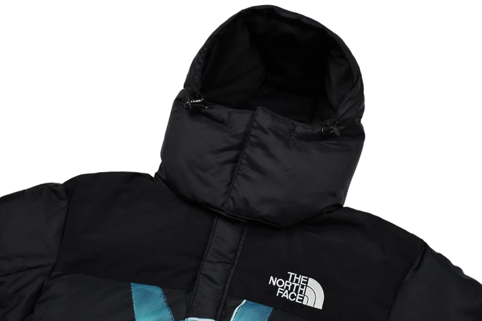 MX128💰p910 World-destroying masterpiece, exclusively produced by Supreme 19FW Week 10 x The North Face, the North Face co-branded Statue of Liberty down jacket 1. Original custom-made windproof and waterproof fabric (waterproof + water-repellent process. Note! Waterproof and water-repellent are two concepts. This fabric is compatible with both processes) 2. Original TNF embroidery data in the original effect. Behringer BEKS-Y924 embroidery machine. On-machine operation Achieve exactly the same effect. 3.90 white duck down filling. The overall upper body effect is consistent with YB. 4. Printing. The whole body adopts Israeli Kornit Paradigm technology. The color is repeatedly adjusted more than 20 times to perfectly restore. The perfect alignment details of the whole body are impeccable. The hat can be stored. The collar and hat are filled with down. Correct accessories. Collar label/wash/ Size: S~XL