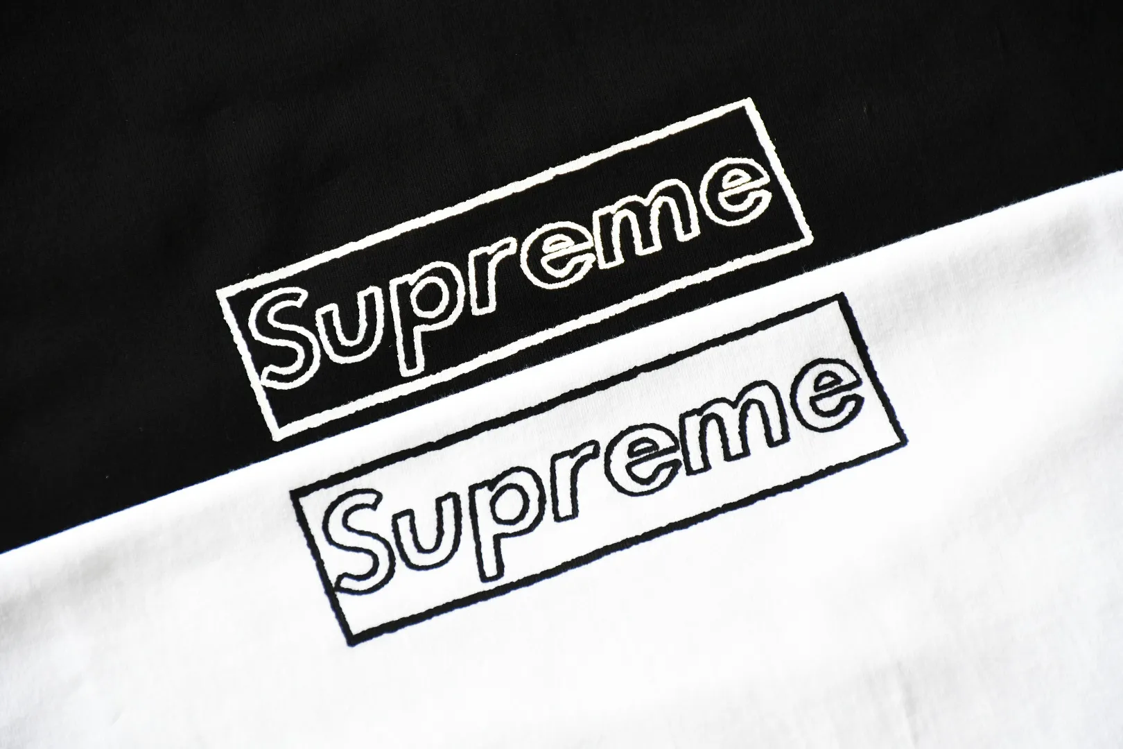 🅿️120 S19 top version Supreme 21ss Week 18 x KAWS joint Chalk LOGO Chalk letter Box Logo short-sleeved T-shirt 1. The fabrics are all custom-woven and dyed 280g weight 100% cotton cylindrical cloth Cylindrical fabric is a knitted fabric woven by a cylinder loom. The needles are distributed in a cylindrical shape on the fuselage. The gray fabric is a large cylinder that needs to be opened and shaped before it can be used further. That is, there are no slits on the side of the clothes, so there is no washing label on the side of ordinary short-sleeves. There is only a collar label behind the neck. 2. Printing uses Cunard fully automatic elliptical heating integrated printing machine 3. The collar label has a watermark anti-counterfeiting effect, a real anti-counterfeiting layer, and a probability-tested version There is a high chance that you will be able to match the original packaging picture. 4. Comes with the original handbag. 5. All details are synchronized with ZP, which is a flash hit on the market. Destroy the world. Size: S-XL.
