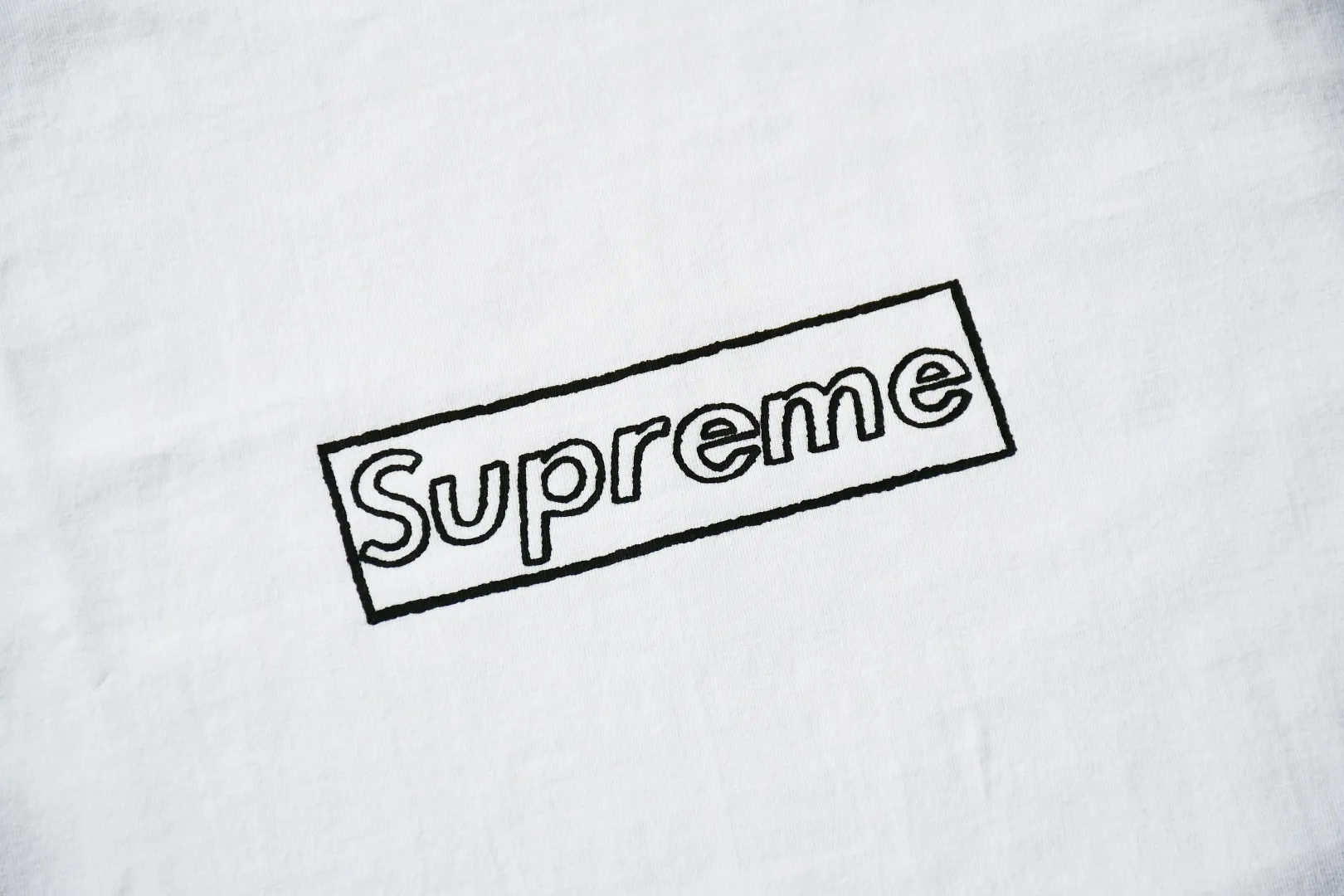 🅿️120 S19 top version Supreme 21ss Week 18 x KAWS joint Chalk LOGO Chalk letter Box Logo short-sleeved T-shirt 1. The fabrics are all custom-woven and dyed 280g weight 100% cotton cylindrical cloth Cylindrical fabric is a knitted fabric woven by a cylinder loom. The needles are distributed in a cylindrical shape on the fuselage. The gray fabric is a large cylinder that needs to be opened and shaped before it can be used further. That is, there are no slits on the side of the clothes, so there is no washing label on the side of ordinary short-sleeves. There is only a collar label behind the neck. 2. Printing uses Cunard fully automatic elliptical heating integrated printing machine 3. The collar label has a watermark anti-counterfeiting effect, a real anti-counterfeiting layer, and a probability-tested version There is a high chance that you will be able to match the original packaging picture. 4. Comes with the original handbag. 5. All details are synchronized with ZP, which is a flash hit on the market. Destroy the world. Size: S-XL.