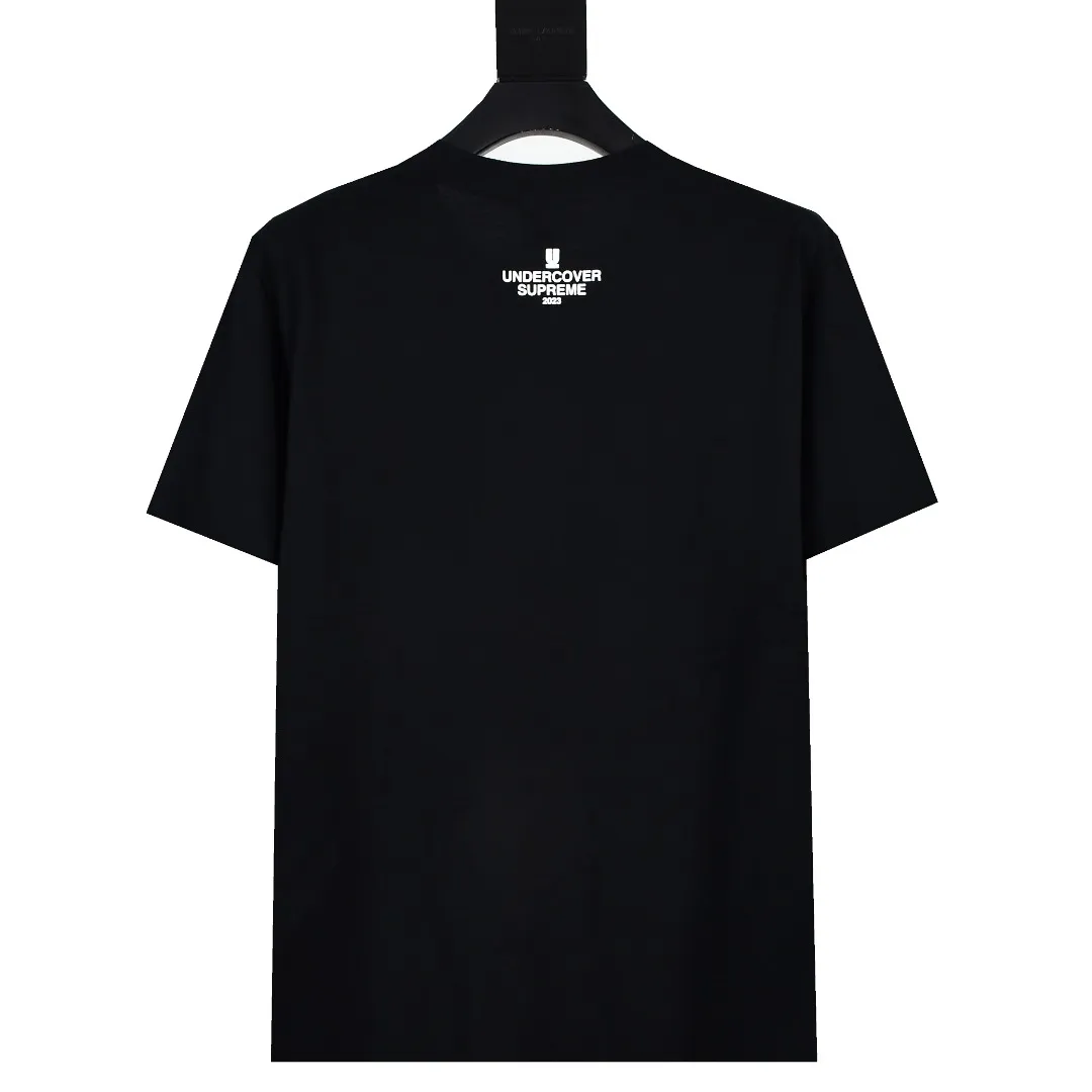 🅿️126 S123 Supreme x Undercover TAG TEE joint slogan printed short-sleeved T-shirt. Refuse to look at pictures to make products. Refuse to compare wrong versions. Use cylindrical seamless technology (original technology, there are no stitched bones on the side of the clothes, key points of identification) The fabrics are all custom-woven and dyed, 280g weight, 100% cotton, cylindrical fabric. Cylindrical fabric is a knitted fabric woven with a cylinder loom. The needles are distributed in a cylindrical shape on the fuselage. The gray fabric is a large cylinder, which needs to be opened and shaped before it can be used further. There are no slits on the side of the clothes, so there is no washing label on the side of ordinary short-sleeves. There is only one collar label behind the neck. The printing uses thermosetting ink printing imported from Belgium, also known as plastic ink, or self-adhesive ink. Its ingredients are: mainly composed of polyvinyl chloride (PVC) and phthalates, including PVC and phthalates, color fixing agents, and stabilizers. Agents and thickeners are mixed to form thermosetting ink, which is not the digital direct printing marketed on the market. The printing texture of thermosetting ink is unachievable by other processes. The collar label has a watermark anti-counterfeiting effect, a real anti-counterfeiting layer, a probability of passing the version, and a high probability of passing the original packaging picture. Size：S-XL