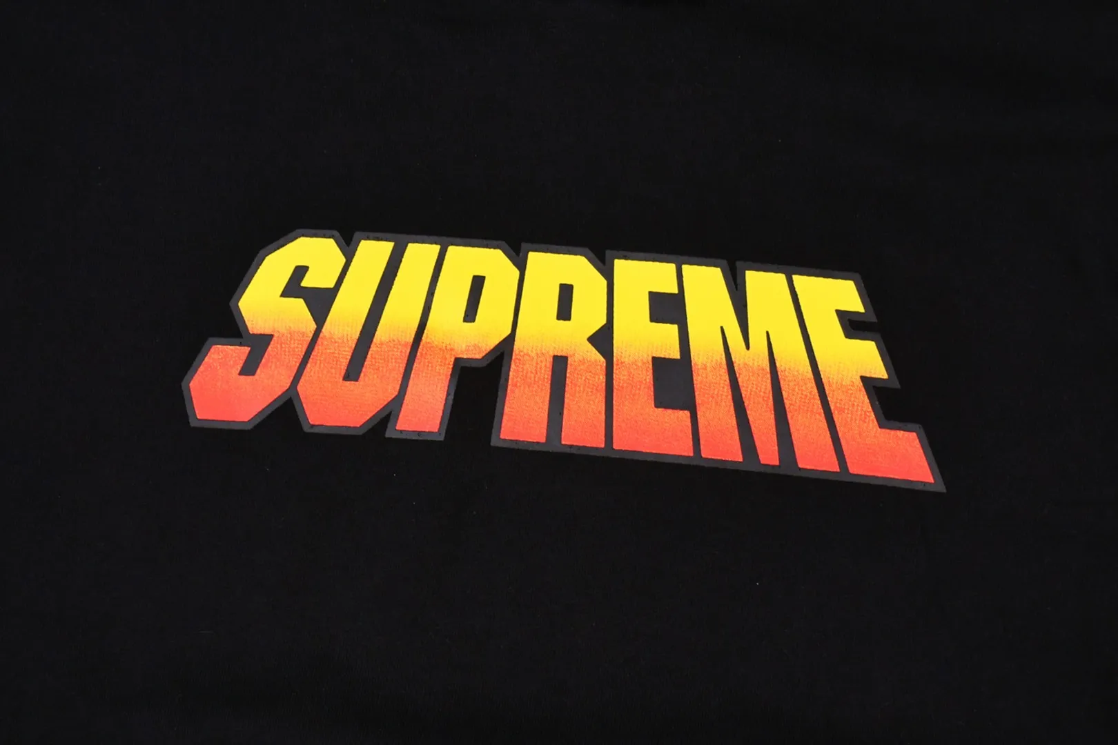 S580💰p320 Top version Supreme 24FW GRADIENT HOODED Gradient logo printed hooded sweatshirt 1. Fabric: ZP test, custom weaving and dyeing, pure cotton 460G plus velvet main fabric, horizontal cutting 520G 2X2 thread 2. Printing: Printing uses thermoset ink printing, also known as plastic ink, or self-adhesive ink. Its ingredients are: mainly composed of polyvinyl chloride (PVC) and phthalates. PVC and phthalates, color fixing agents, stabilizers, and thickeners are mixed to form thermoset ink. It is not the digital direct printing advertised on the market. The printing texture of thermoset ink cannot be achieved by digital direct printing. 3. Sewing process: Twelve places of the whole garment are made of boneless splicing technology, processed by experienced foreign trade factories (ordinary factories cannot do it) 4. Hem and cuffs: all use 520G inelastic threads (low-end products use elastic threads to cause the hem and cuffs to appear wavy) 5. Customized ZP main label/wash water label/hangtag/packaging bag (equipped with an extra-large thickened handbag) Size: S~XL