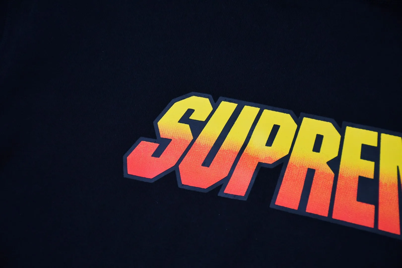 S580💰p320 Top version Supreme 24FW GRADIENT HOODED Gradient logo printed hooded sweatshirt 1. Fabric: ZP test, custom weaving and dyeing, pure cotton 460G plus velvet main fabric, horizontal cutting 520G 2X2 thread 2. Printing: Printing uses thermoset ink printing, also known as plastic ink, or self-adhesive ink. Its ingredients are: mainly composed of polyvinyl chloride (PVC) and phthalates. PVC and phthalates, color fixing agents, stabilizers, and thickeners are mixed to form thermoset ink. It is not the digital direct printing advertised on the market. The printing texture of thermoset ink cannot be achieved by digital direct printing. 3. Sewing process: Twelve places of the whole garment are made of boneless splicing technology, processed by experienced foreign trade factories (ordinary factories cannot do it) 4. Hem and cuffs: all use 520G inelastic threads (low-end products use elastic threads to cause the hem and cuffs to appear wavy) 5. Customized ZP main label/wash water label/hangtag/packaging bag (equipped with an extra-large thickened handbag) Size: S~XL